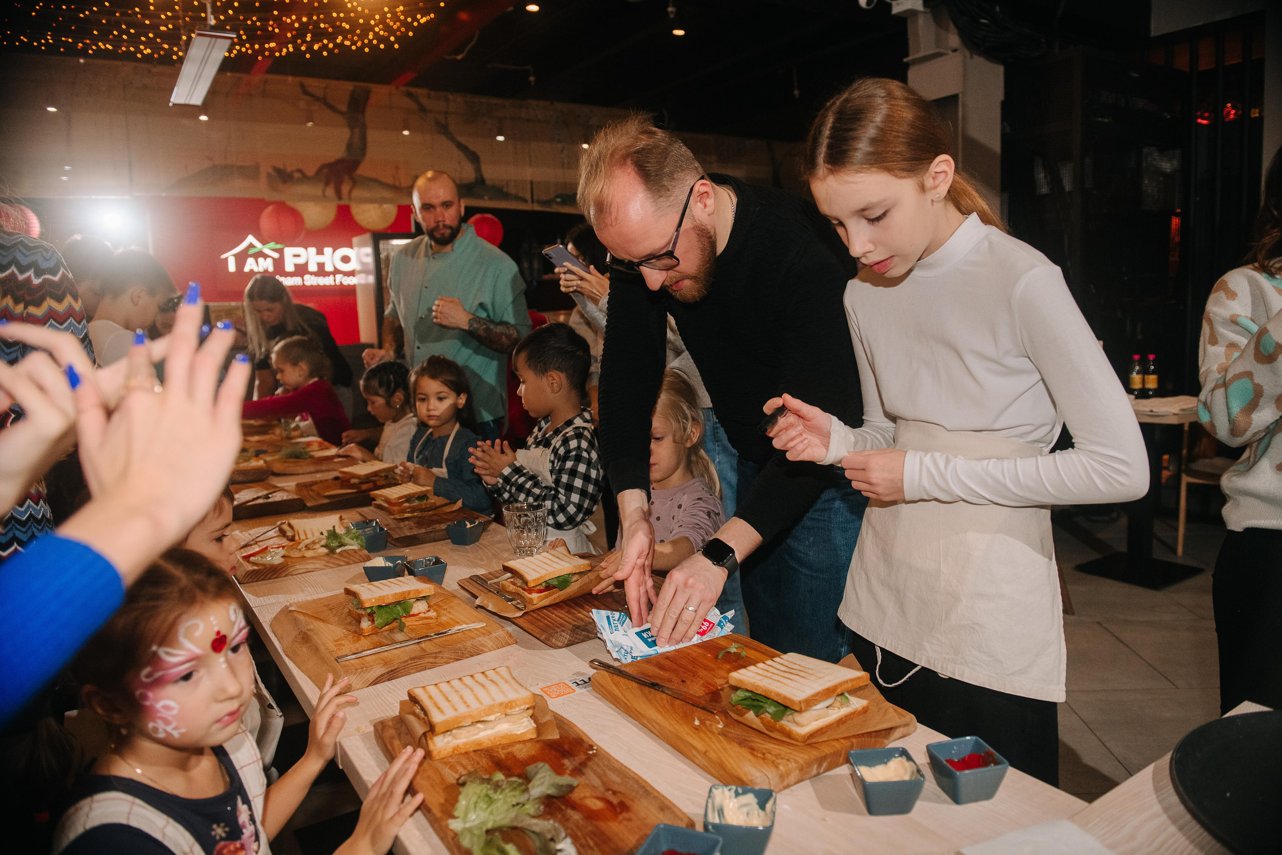Гастродвор. Детский мастер-класс по приготовлению сэндвичей. Фотограф Валерия Голубева (Миронова)