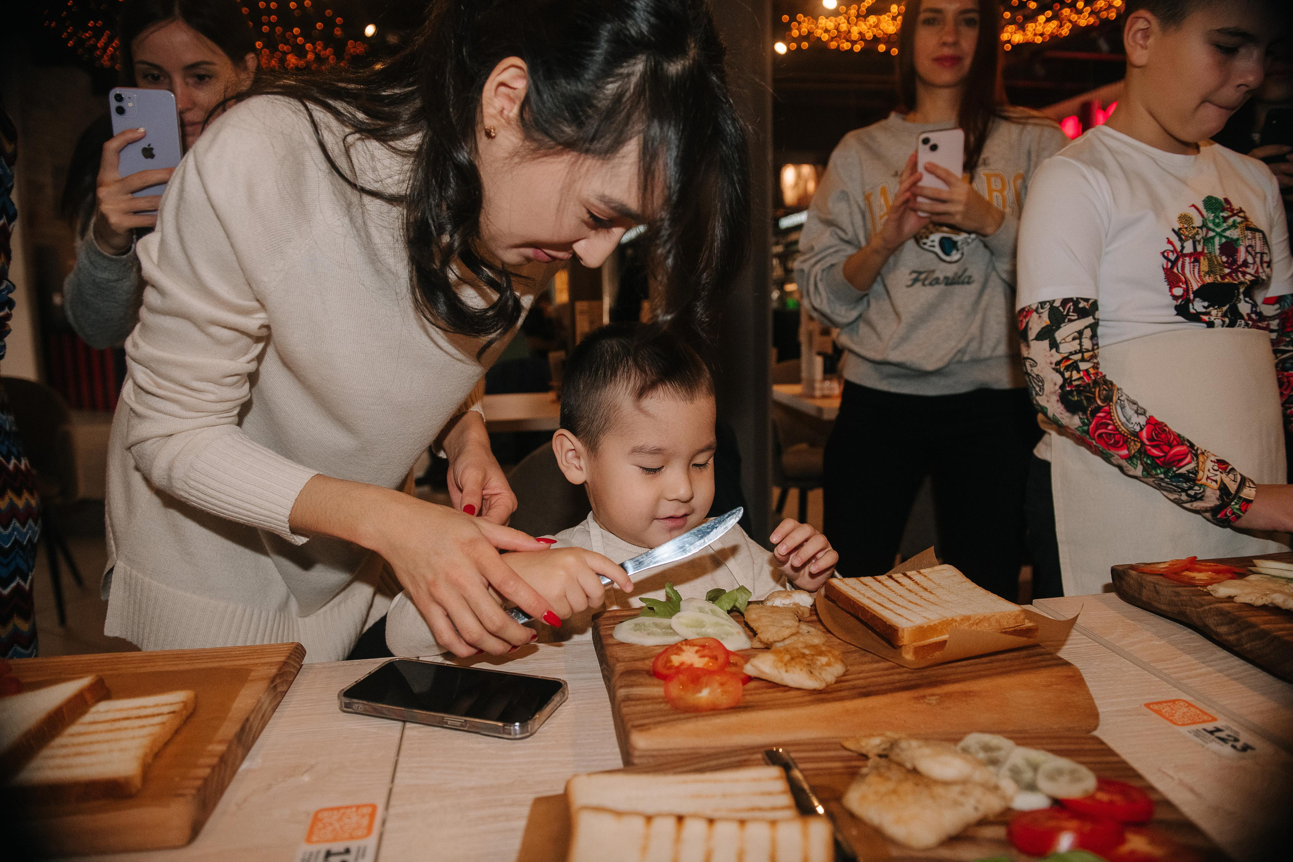 Гастродвор. Детский мастер-класс по приготовлению сэндвичей. Фотограф Валерия Голубева (Миронова)