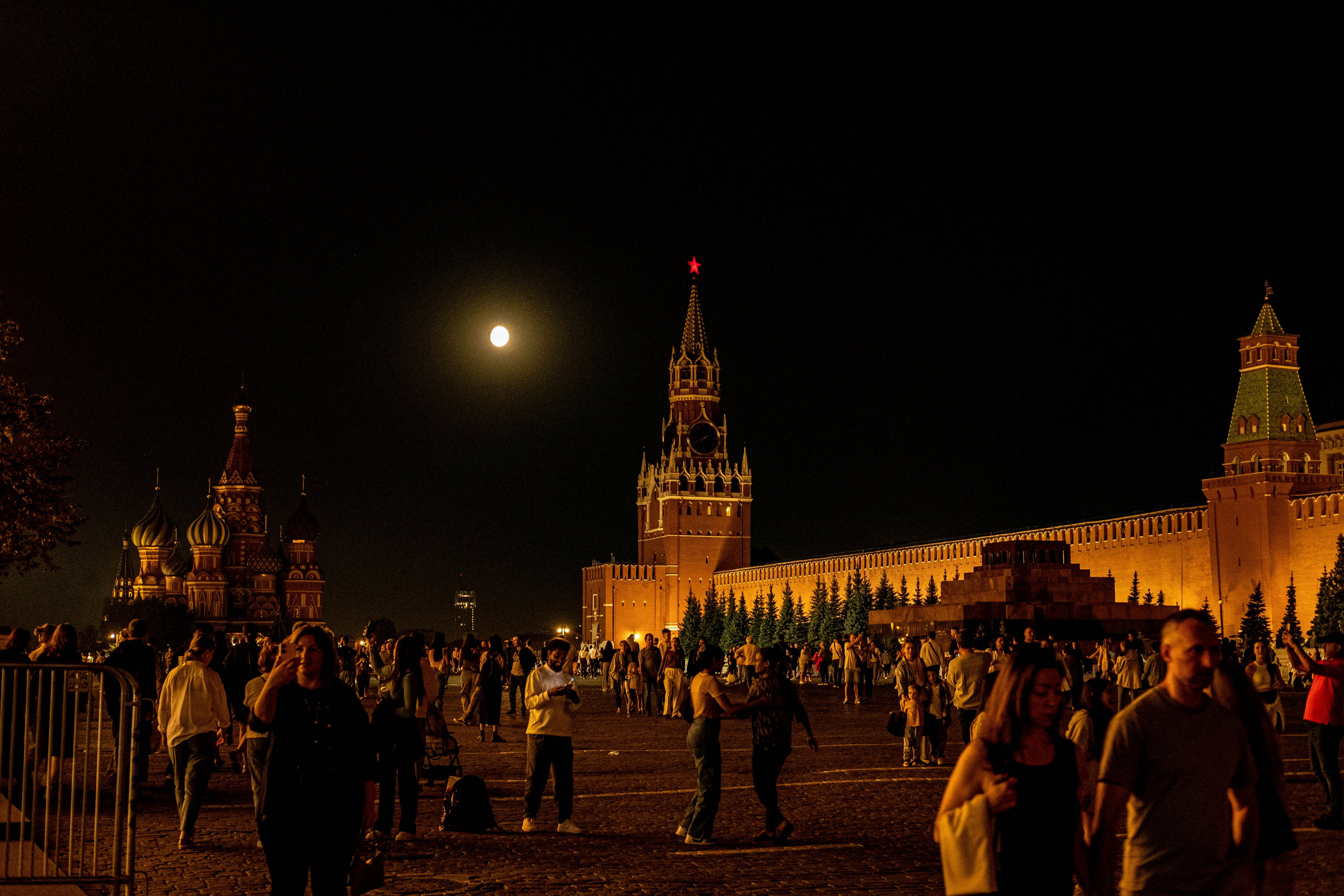 Москва 2024. Свадебный и семейный фотограф в Новосибирске, Санкт-Петербурге, Москве