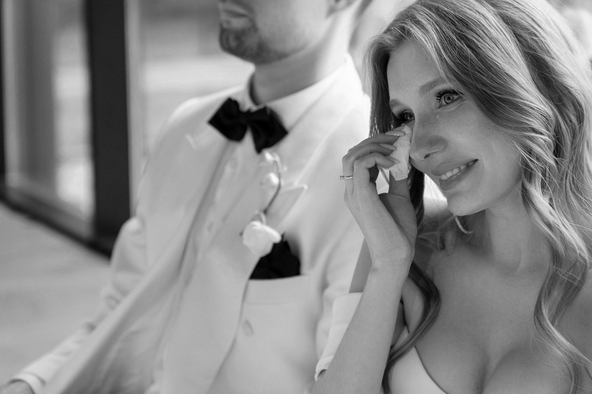 Черно-белая свадьба с вечерней церемонией под деревом. Свадебный фотограф Элли Федосеева