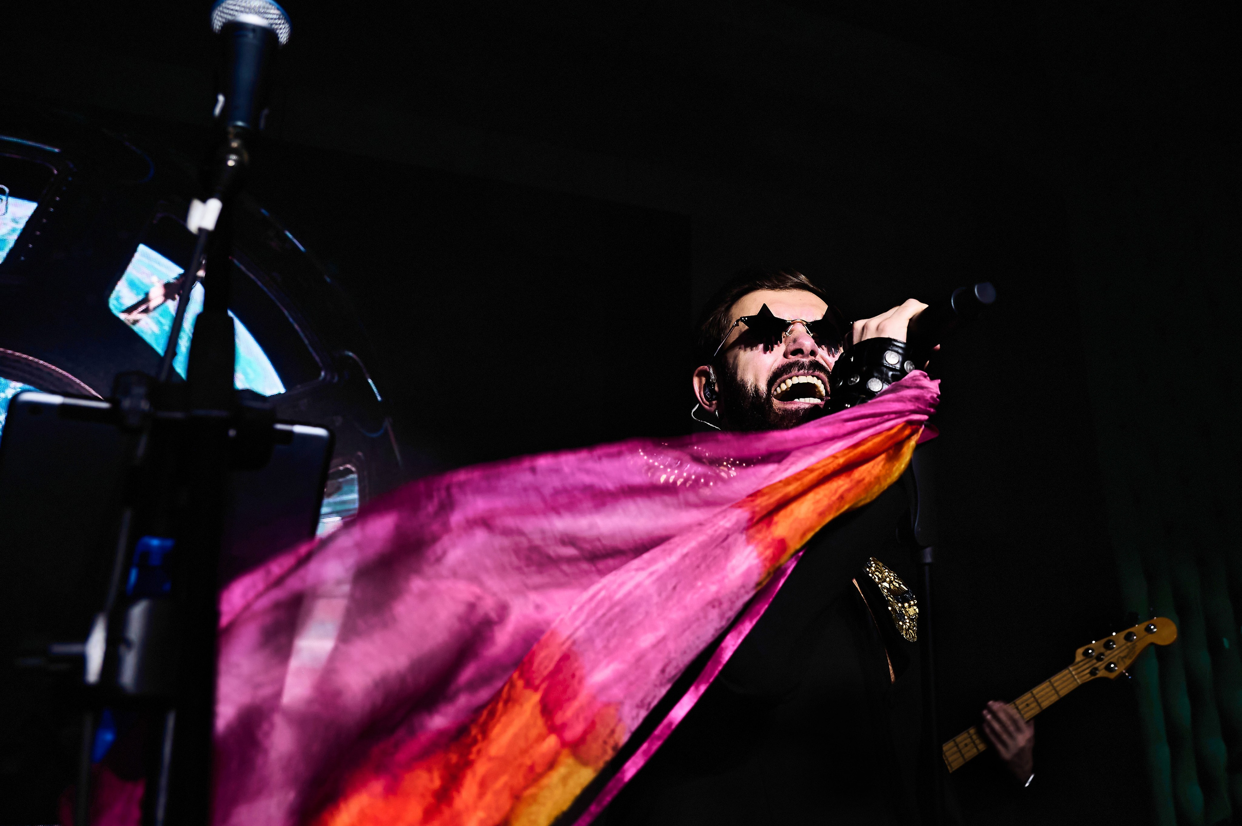 Рок-концерт, музыкант на сцене, репортажная съемка события