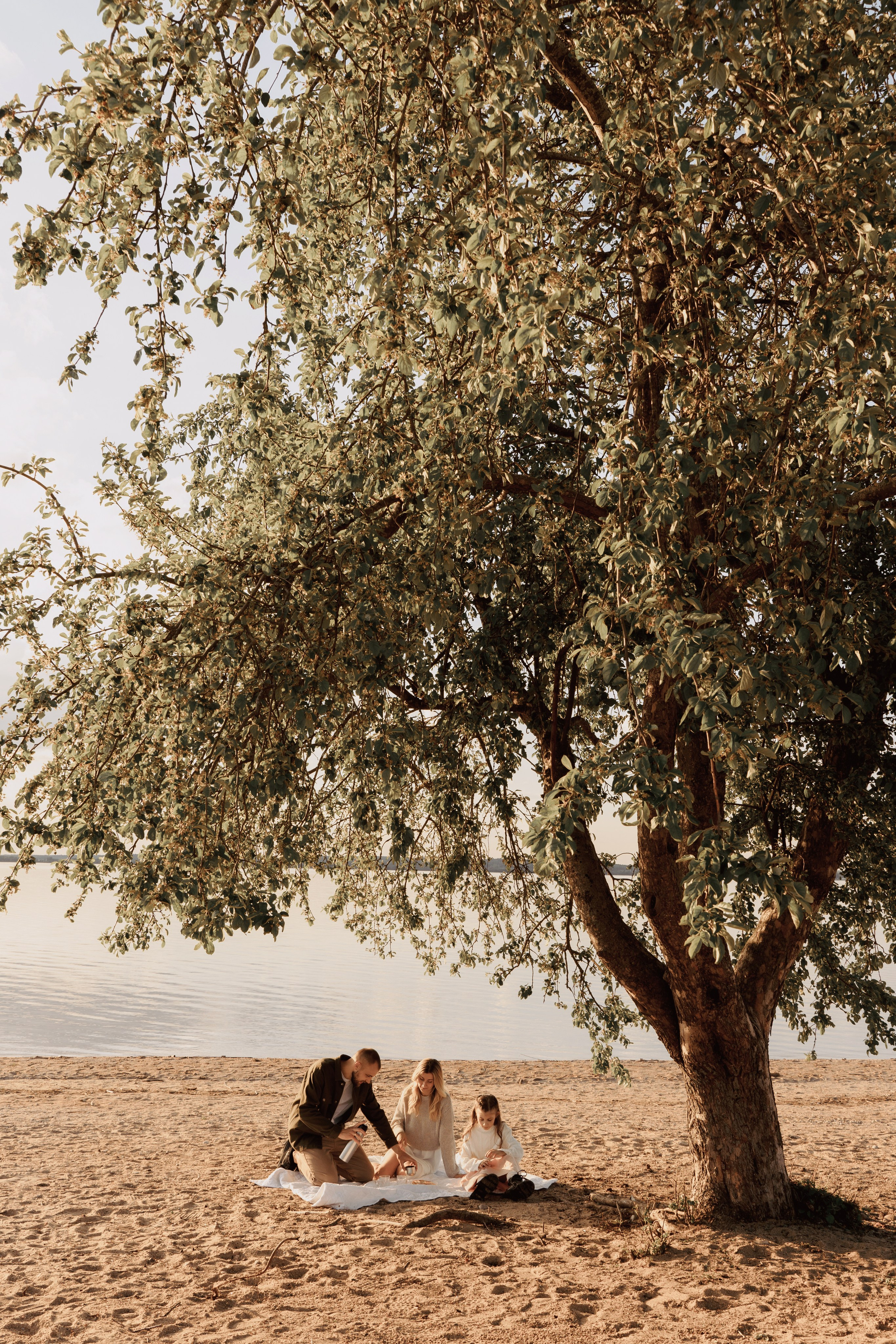 Весеннее тепло семьи на берегу Минского моря. Ваш семейный фотограф в Минске — Вика Трегубова