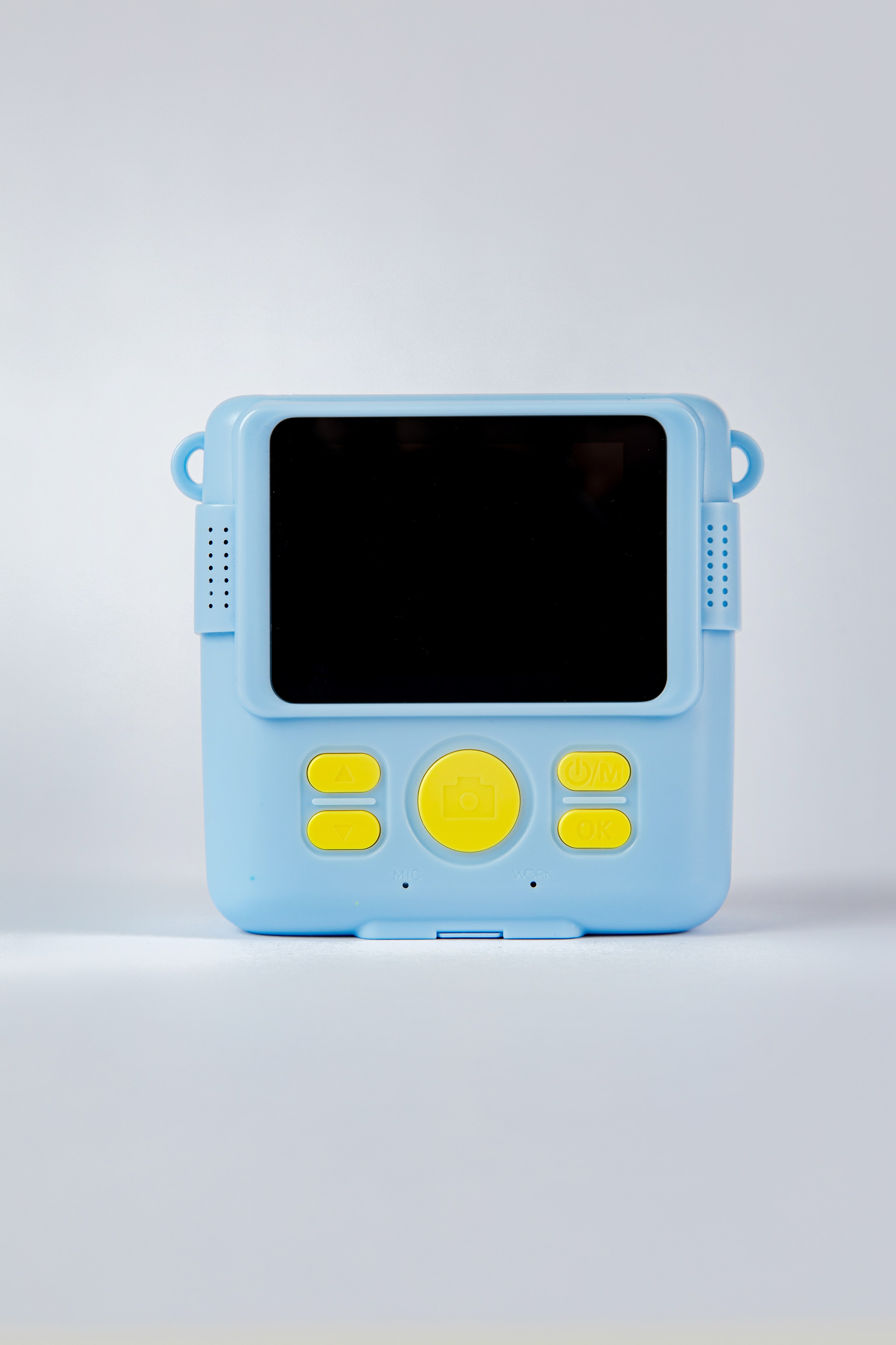 Камера моментальной печати на белом фоне