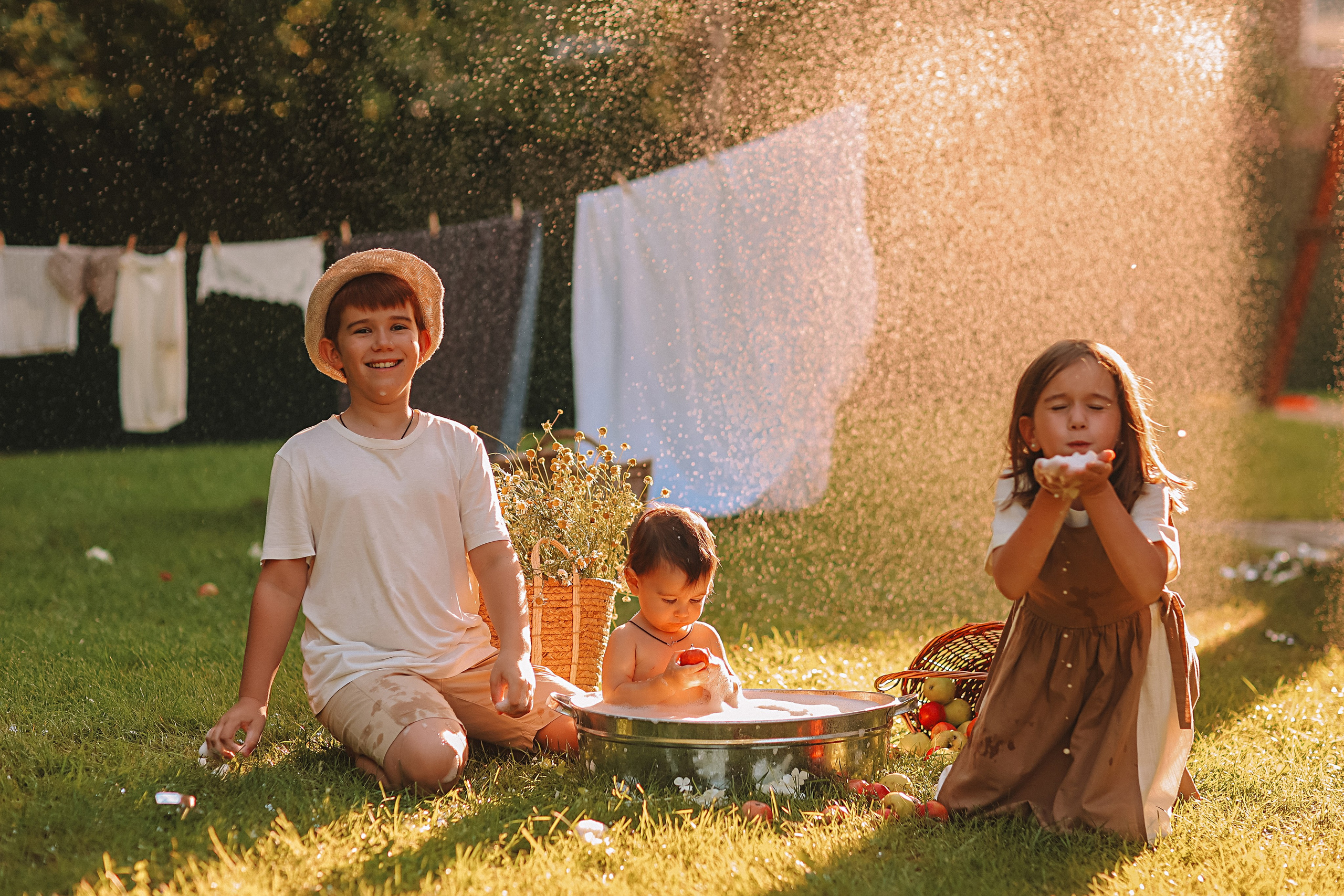 Стирка у дома. Семейный фотограф Тюмень, фотограф на роды Салмина Мария