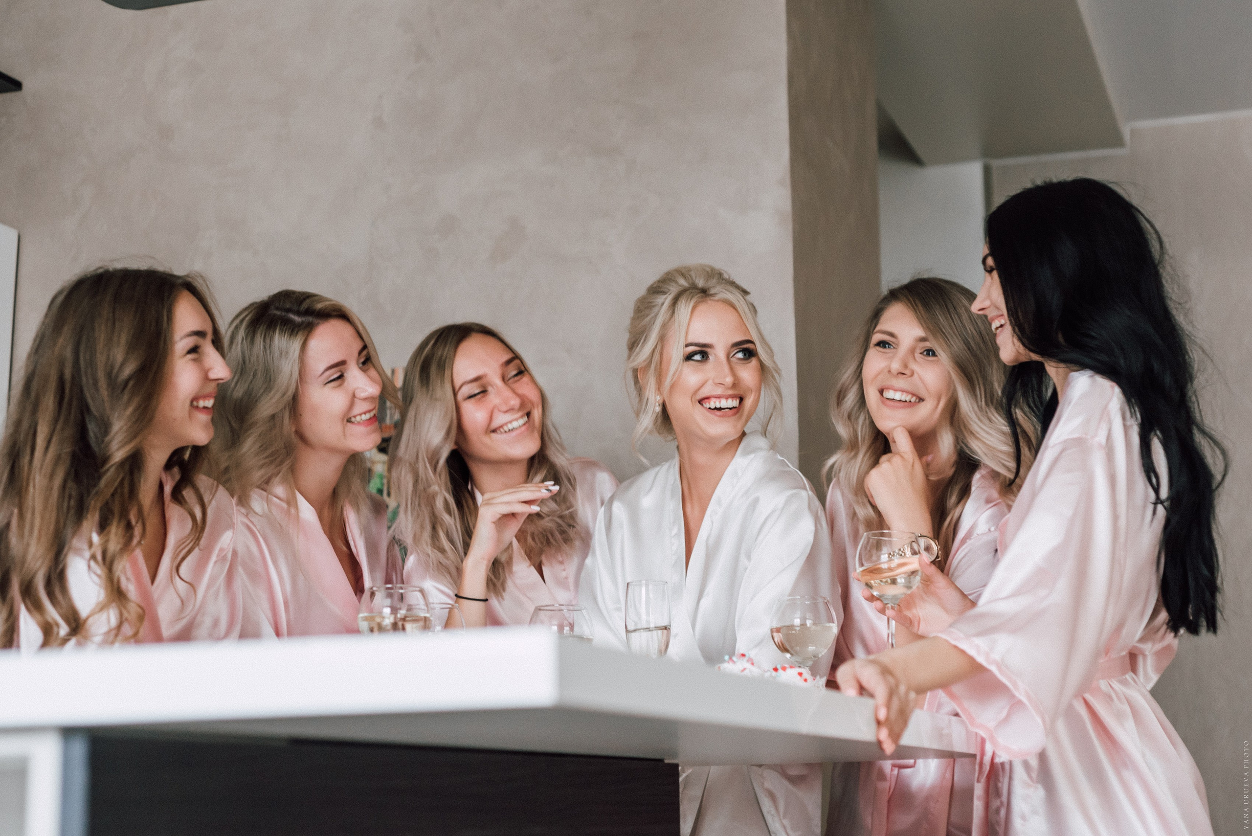 Невеста с подружками смеются на кухне