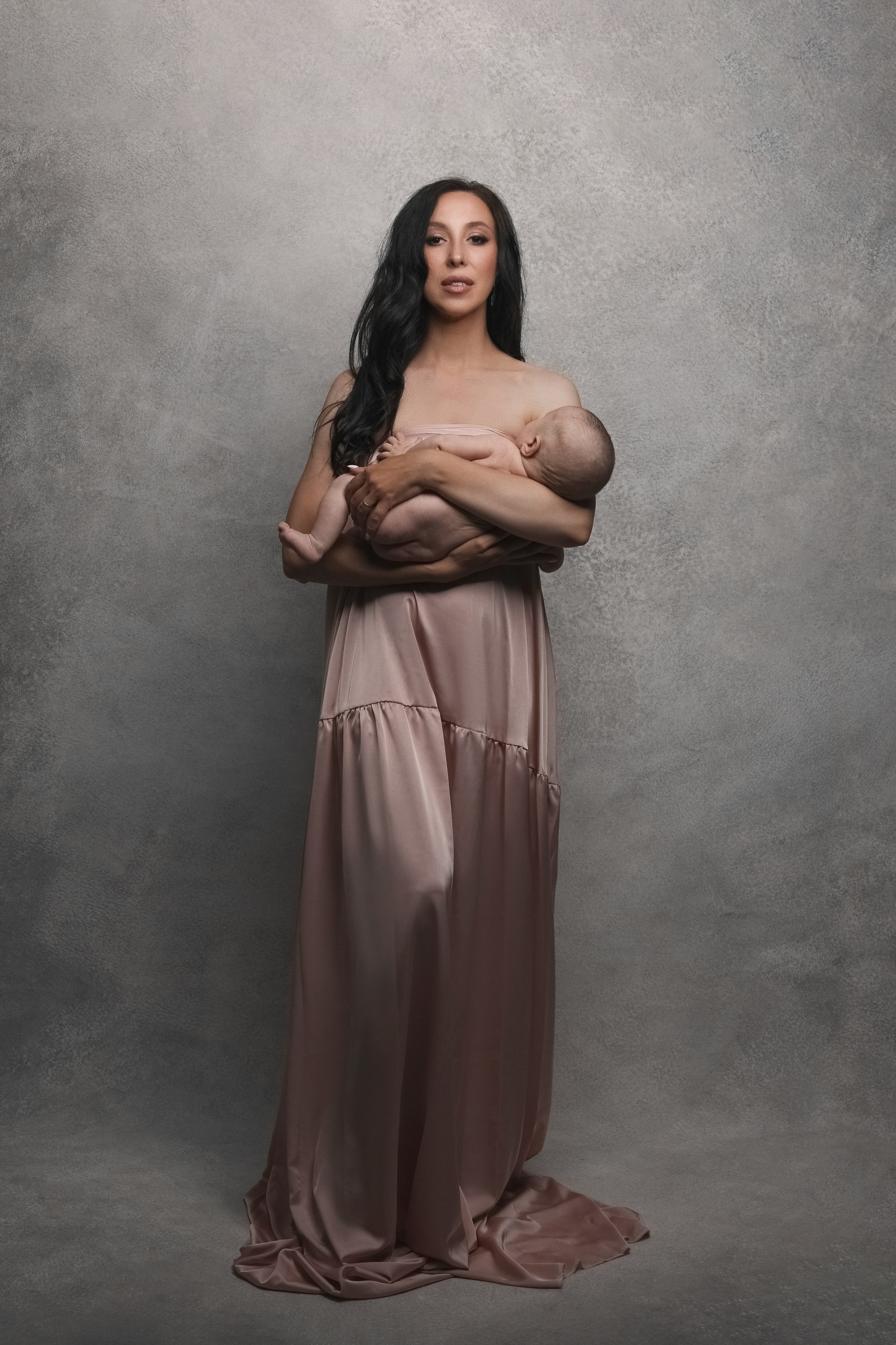 фотосессия матери и ребенка, фотосессия материнства в Тамбове, фотосъемка в стиле минимализм и без одежды матери и ребенка в фотостудии, фото мамы и малыша, портрет материнской любви, поцелуй матери, красивое фото матери и ребенка, объятия матери, мамины руки на фото, фотография красивой женщины с ребенком на руках, фотосессия семейная в Тамбове, детская и семейная фотосессия , мама и ребенок на фоне в фотостудии, ребенок на руках у мамы, красивое платье на фотографии матери и ребенка, красивое материнство, кормящая ребенка мама, кормящая грудью ребенка мать, фотография кормящей женщины с ребенком на руках