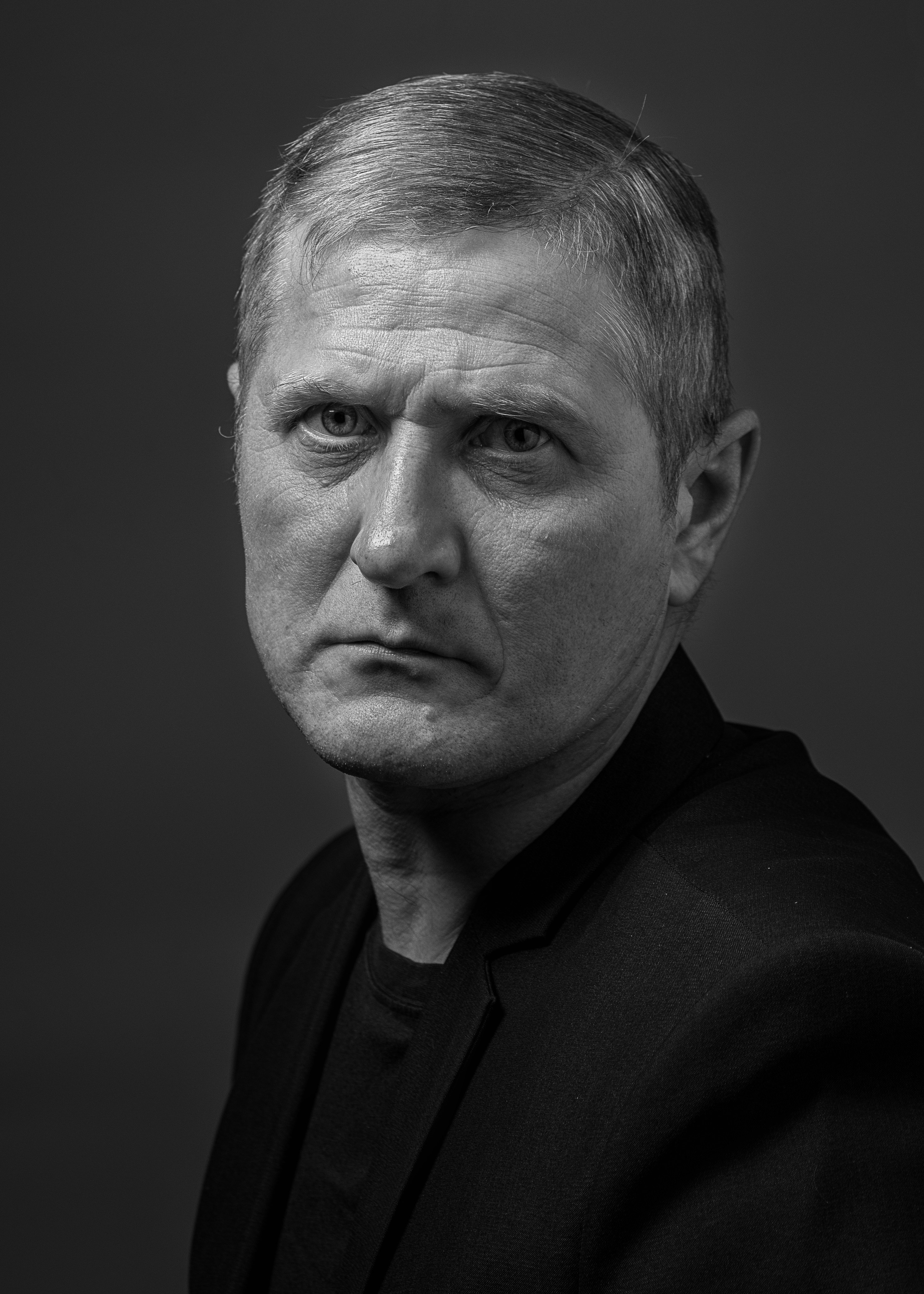 Черно-белый мужской портрет