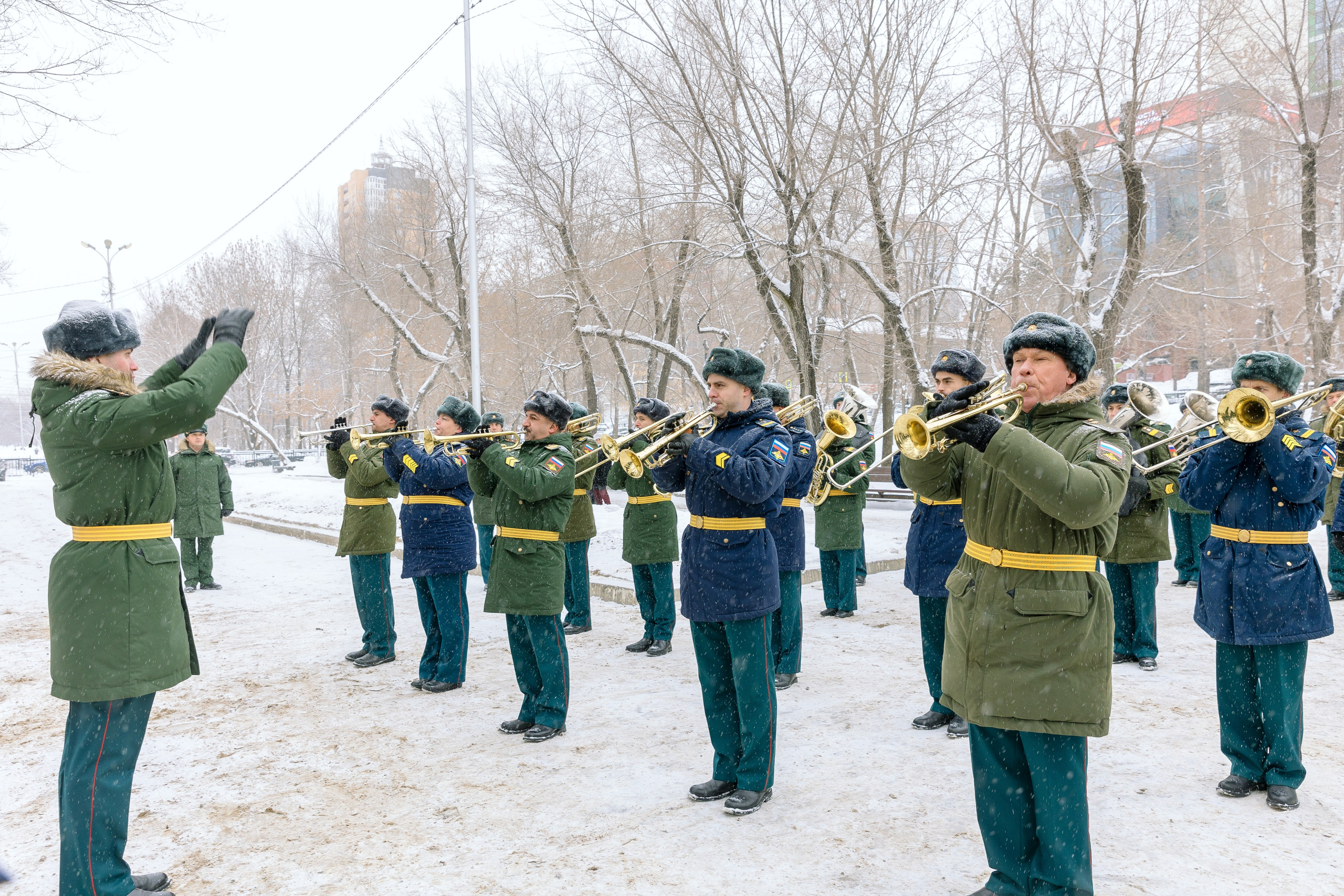 Военный оркестр на церемонии открытия памятника зимой — репортаж мероприятия, фотограф СПб