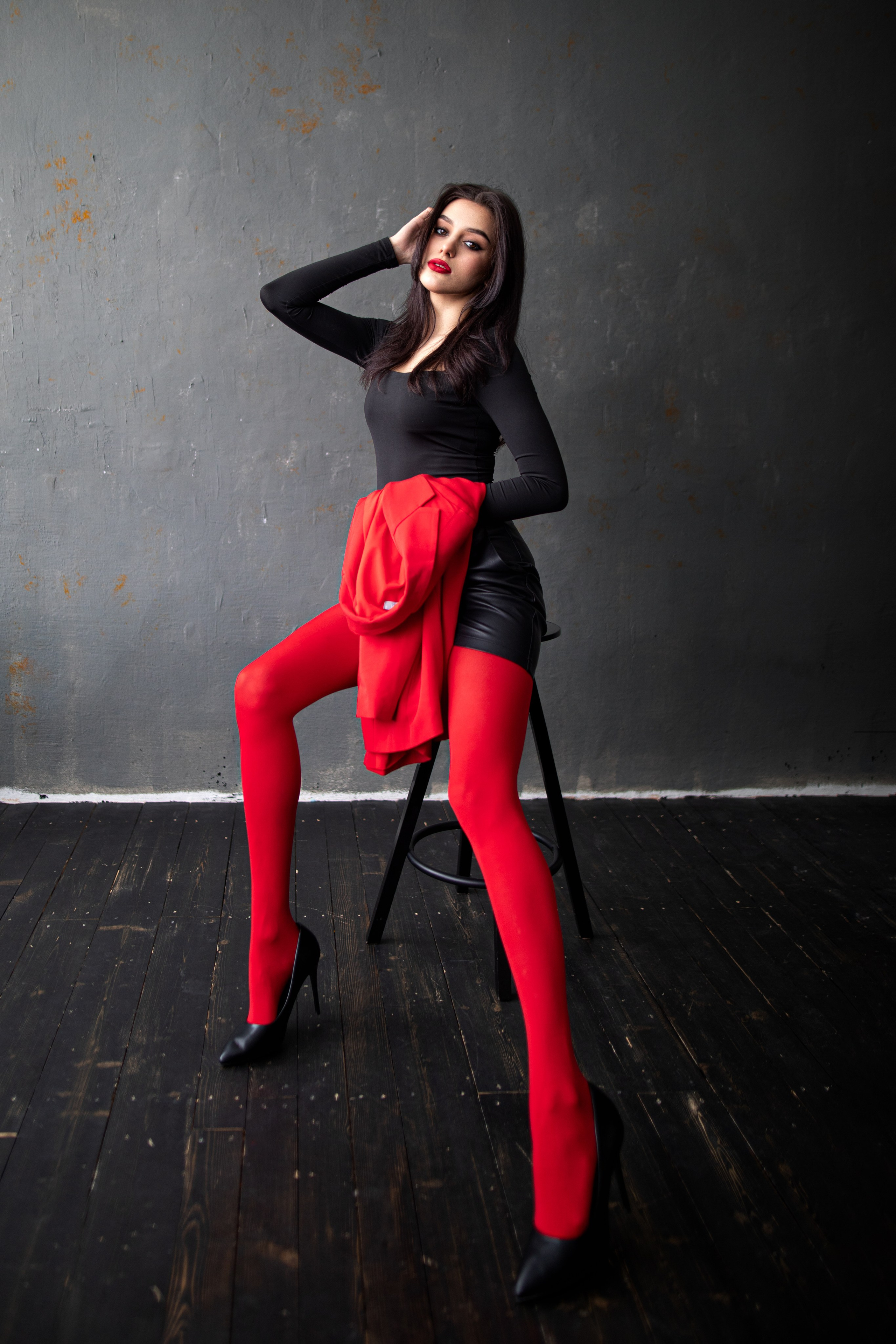 Фотосет с Марианной в студии с минимальным интерьером в формате для «себя»