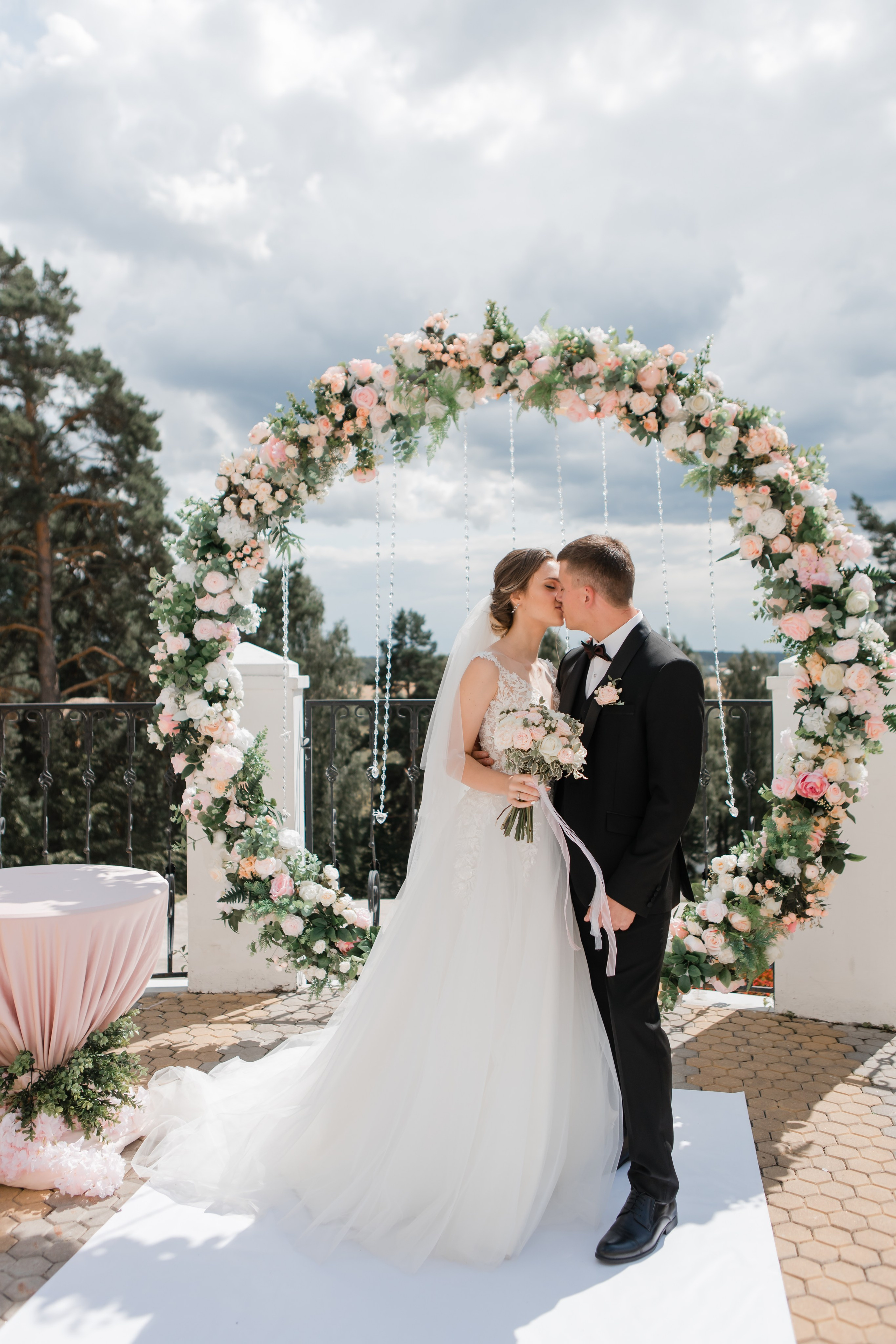 Свадебная фотосъемка Михаила и Ольги. День нашей свадьбы. Видеосъемка и фотосъемка свадеб. Фотограф и оператор на свадьбу. Видеосъемка подкастов, собственная видео-фотостудии. Предметная фотосъемка