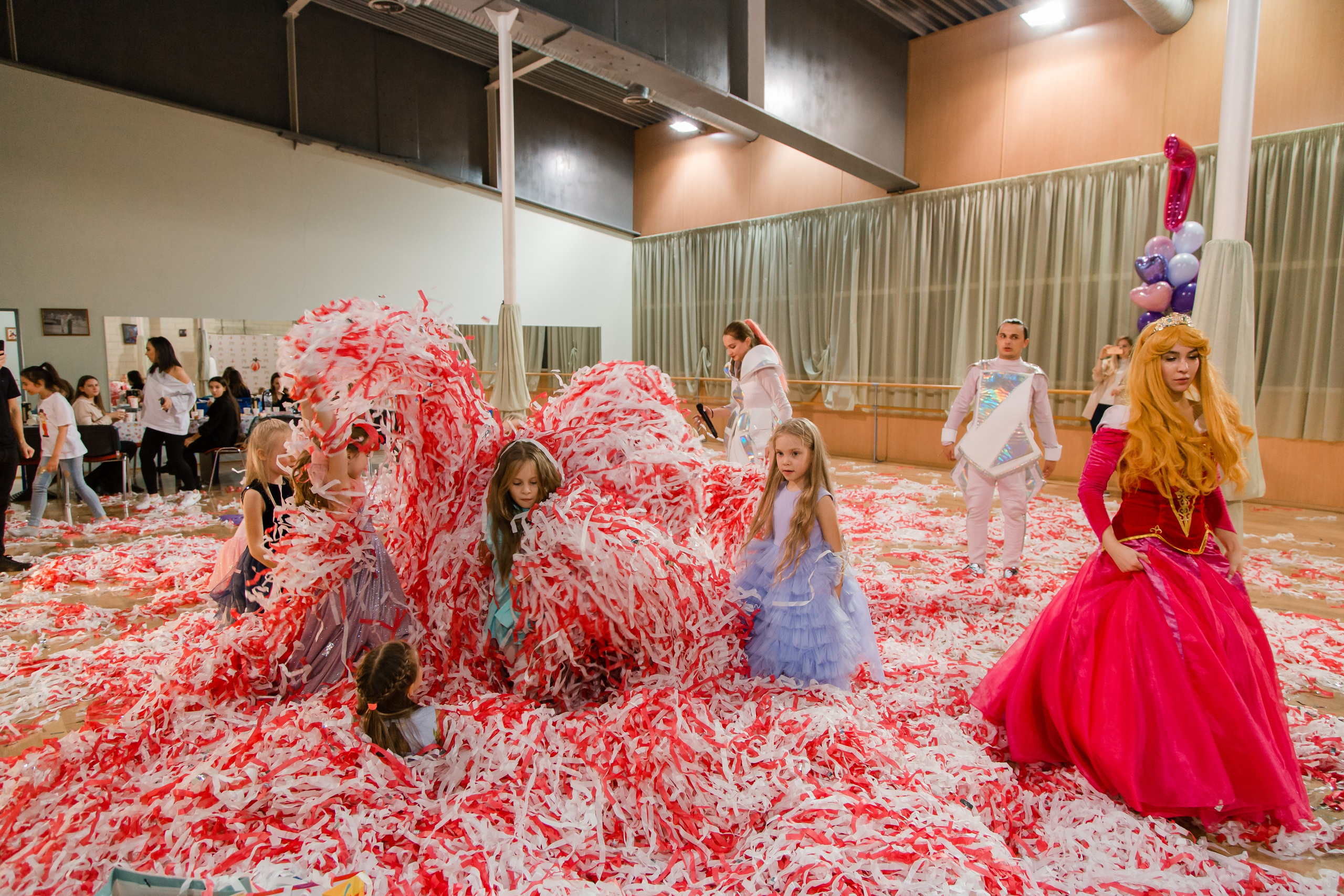 Фотосъемка детского дня рожденья. Видеосъемка и фотосъемка свадеб. Фотограф и оператор на свадьбу. Видеосъемка подкастов, собственная видео-фотостудии. Предметная фотосъемка