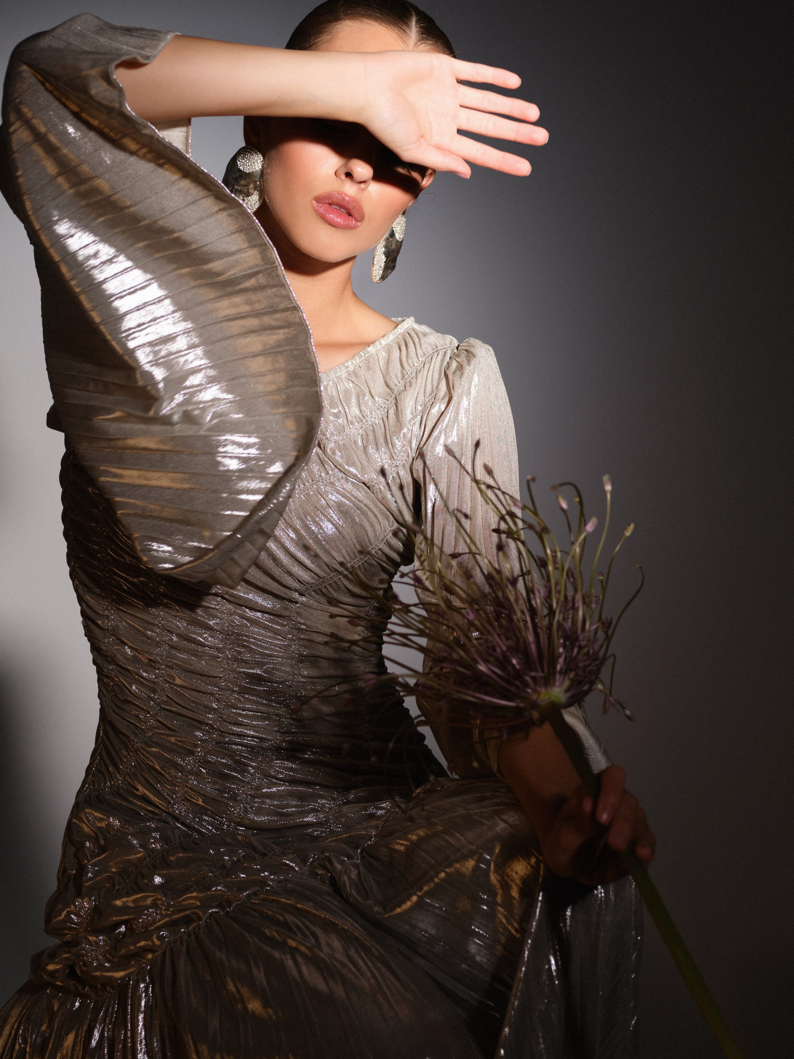 девушка женский портрет фотограф юлия фролова циклорама постоянный свет ростов модель красивый цветок алиум обучение фотографии воркшоп по фотографии платье зара