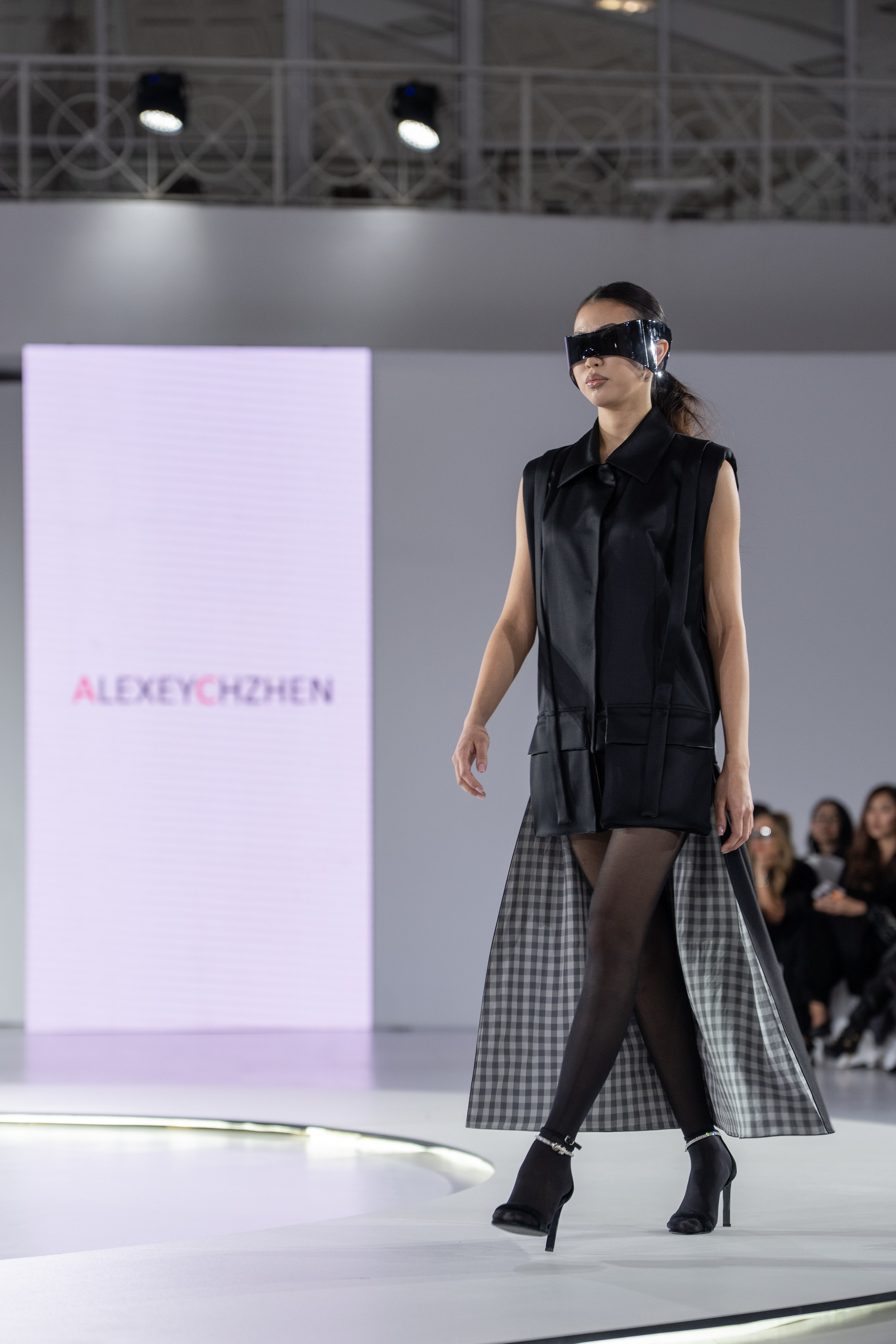 Дизайнер Alexey Czhen. Сайт Алматинского НЮ АРТ, будуар и фэшн фотографа Дениса Карпенко