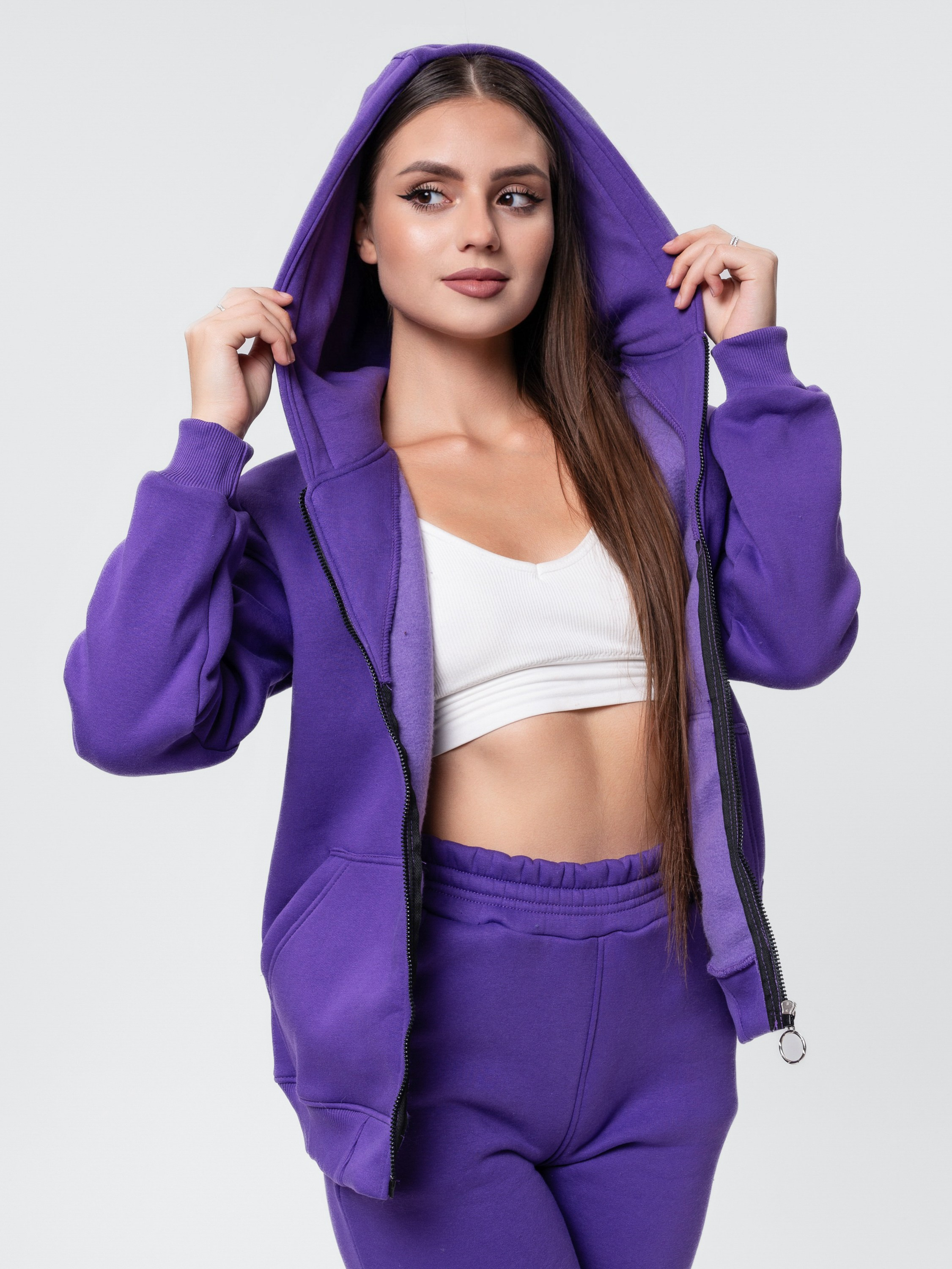 съёмка спортивных костюмов на белом фоне