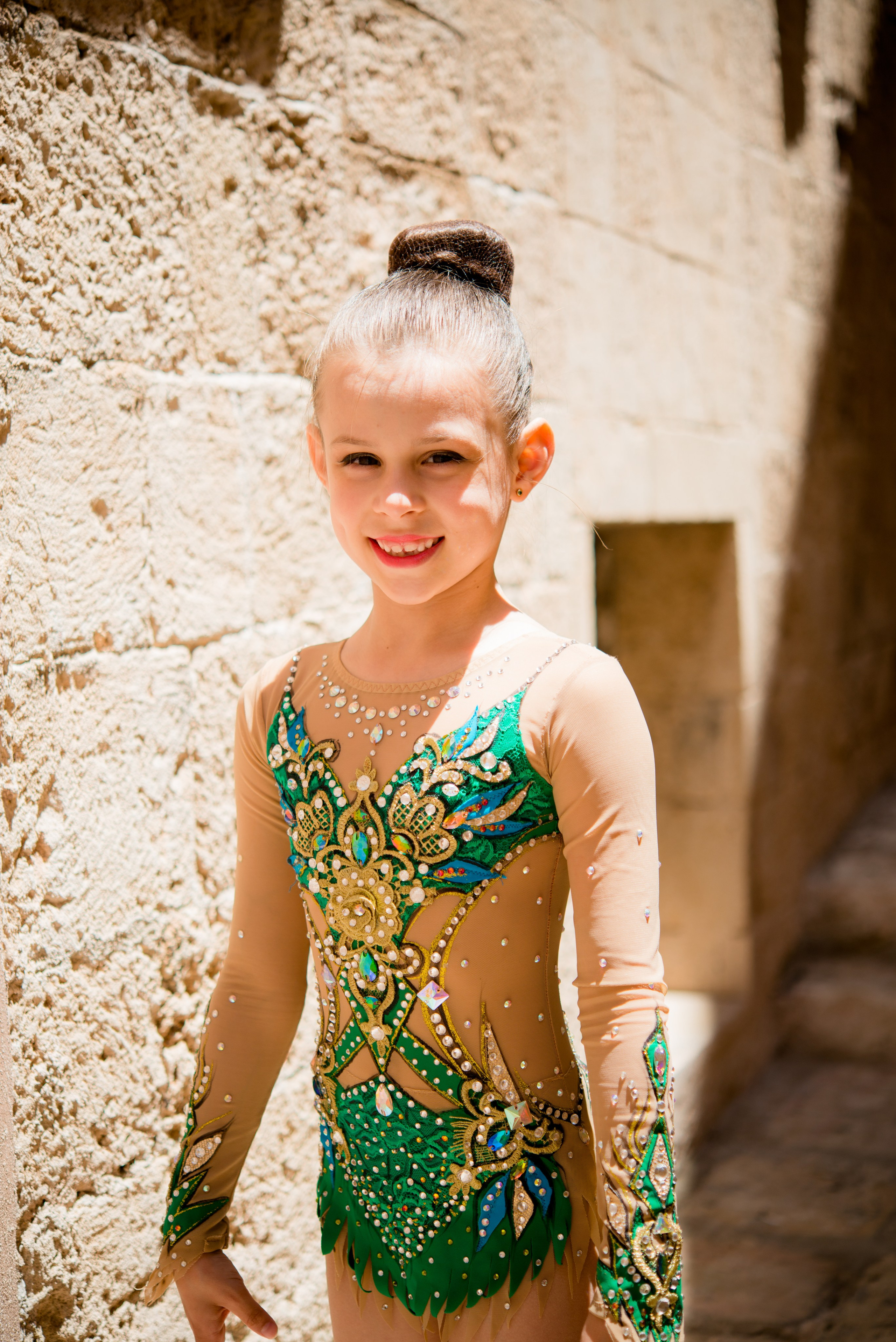 Фотосессия девочки-гимнастки в старом городе. Главная