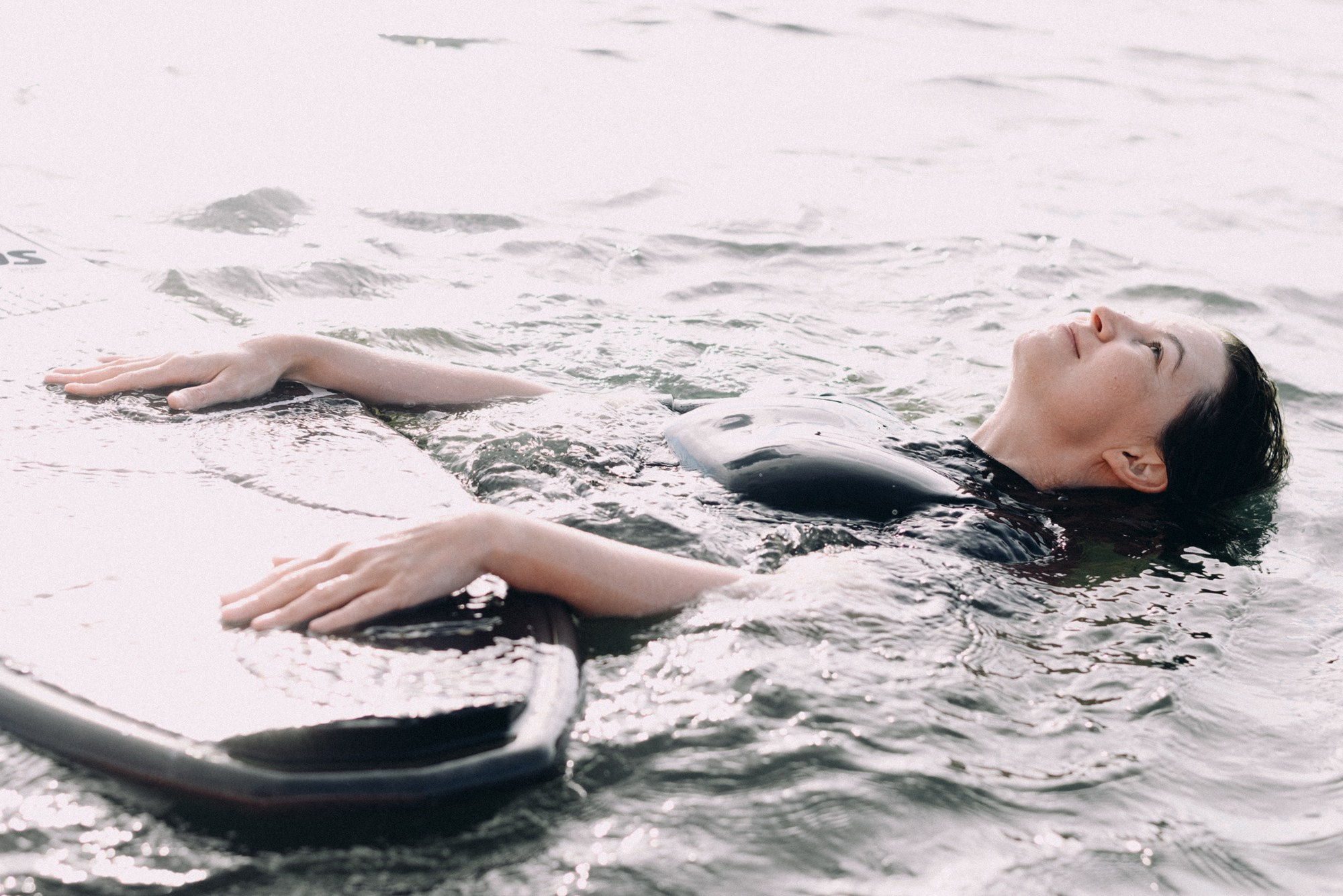 Женский портрет от фотографа в Тюмени, спокойная и глубокая съемка на фоне воды во время прогулки на яхте