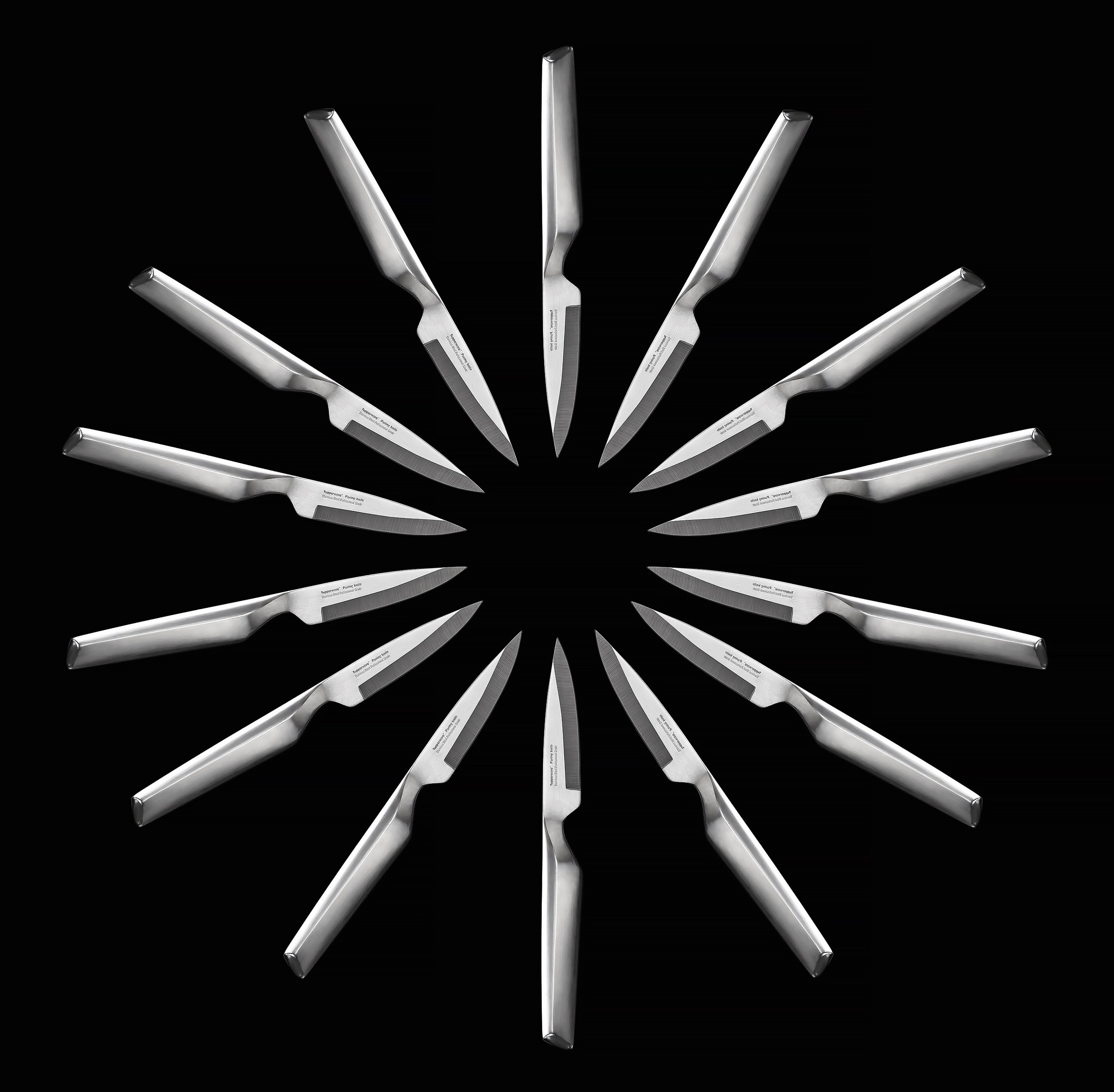 Ножи стальные на чёрном фоне 