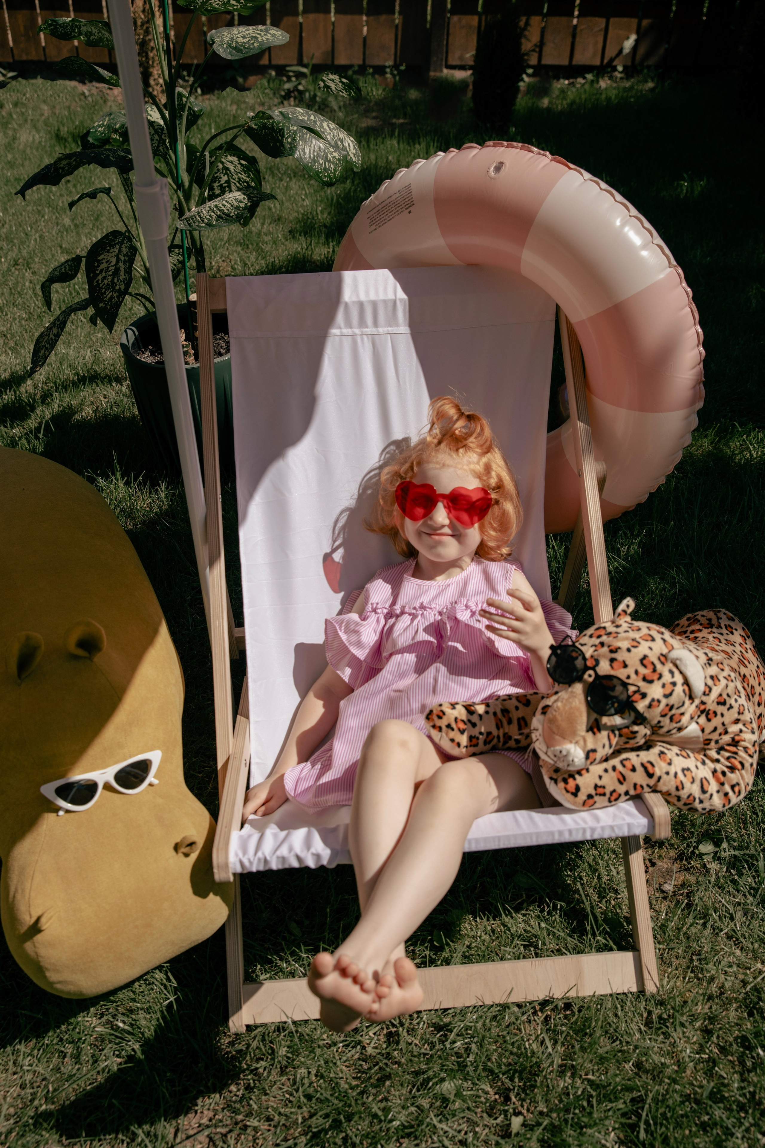 Летняя съемка девочки в саду, в бессейне, с шезлонгом, зонтиком и сахарной ватой. Фотограф новорожденных, детский фотограф  Москва.Семейная съемка Москва. Семенова Анна