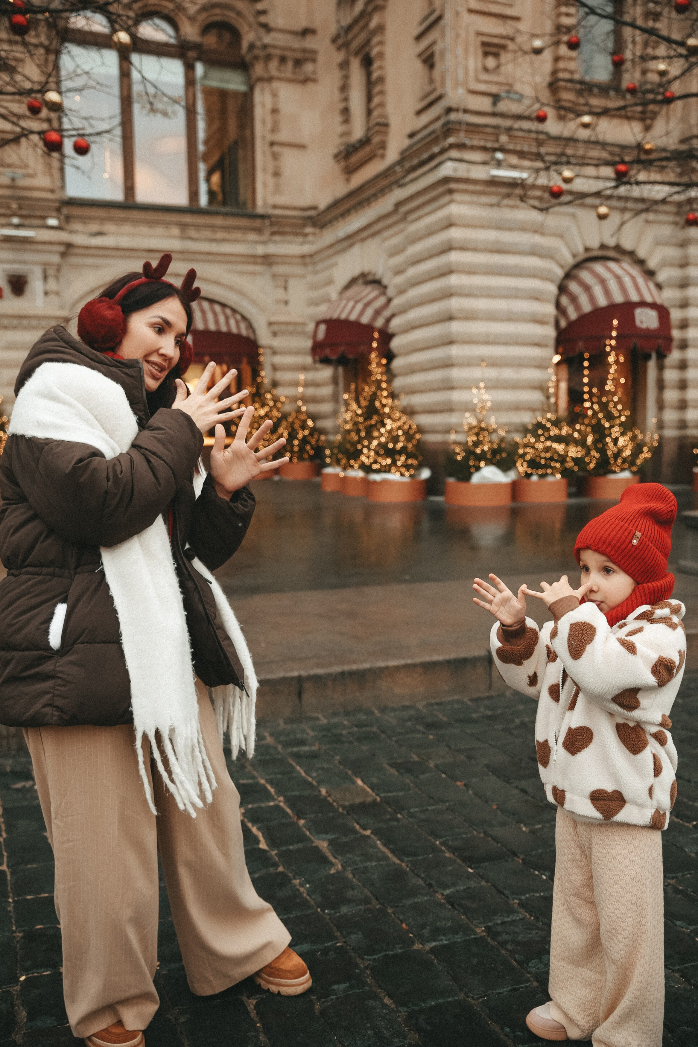 Новогодняя фотосессия на Гум ярмарка мама и дочка. Фотограф Владимир Москва