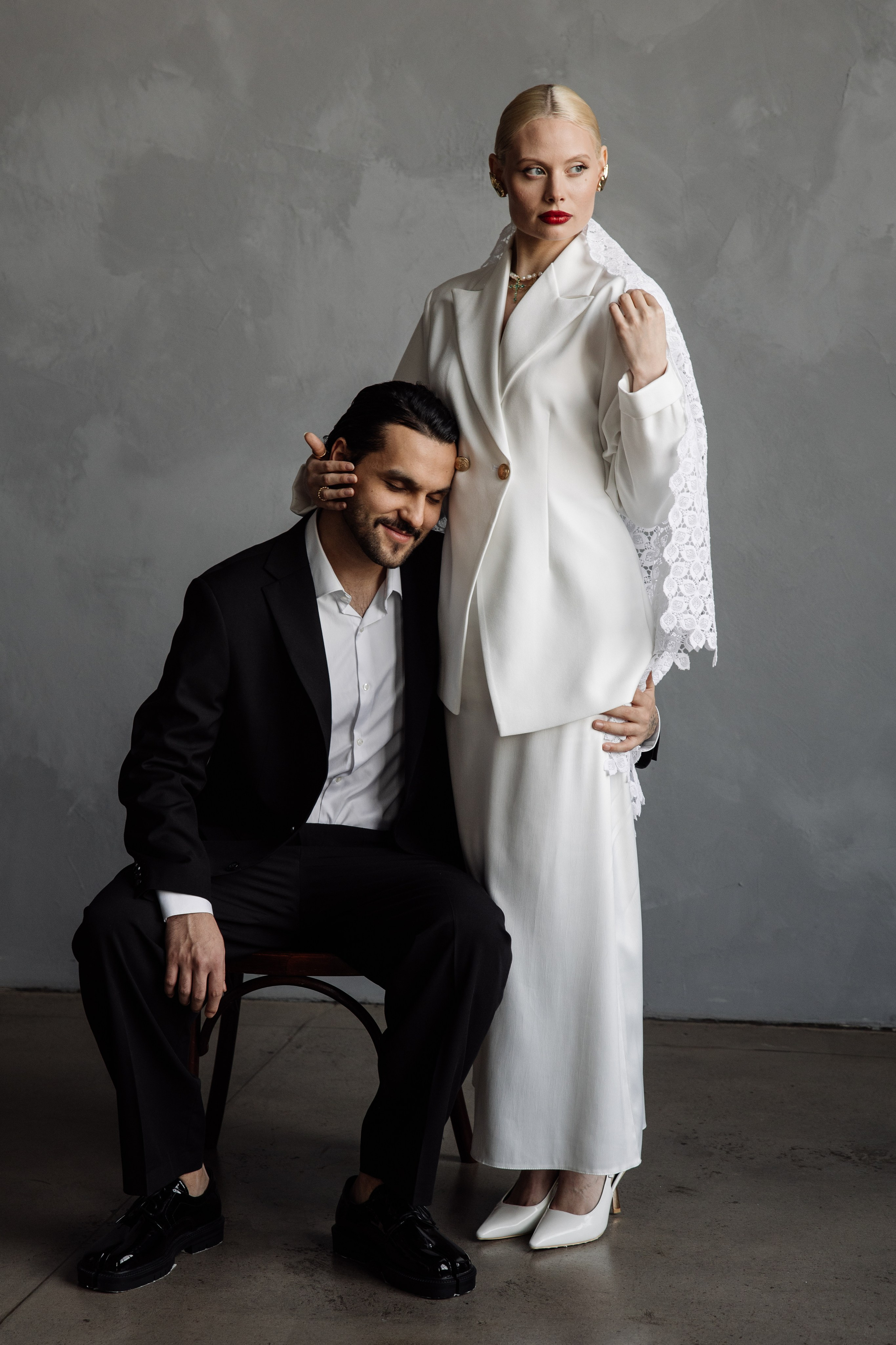 Жених и невеста на сером фоне