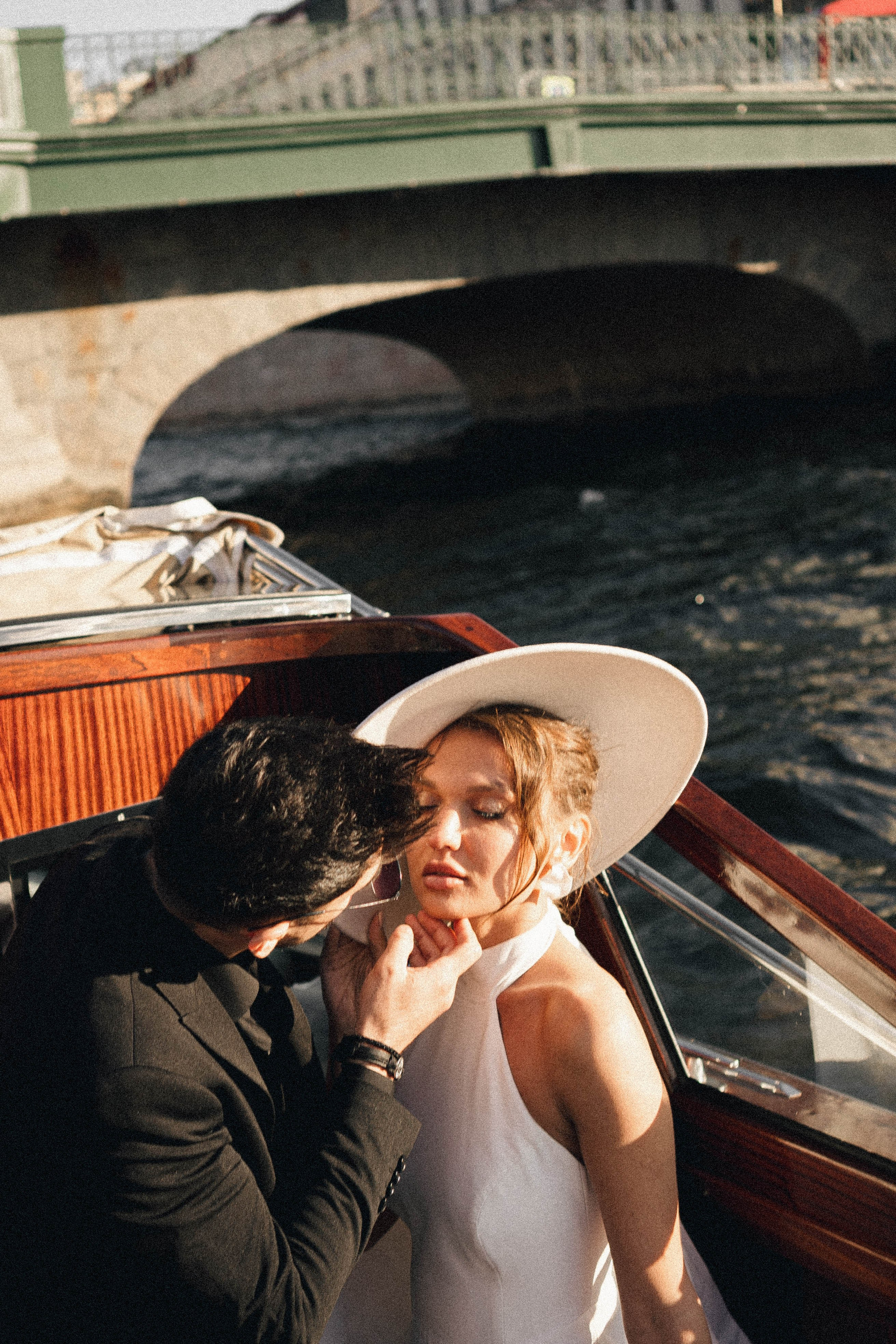 СВАДЕНБНАЯ СЬЕМКА НА КАТЕРЕ ПО КАНАЛАМ САНКТ-ПЕТЕРБУРГА И В АКВАТОРИИ НЕВЫ. Профессиональный фотограф, Санкт-Петербург — Виктория Богомолова