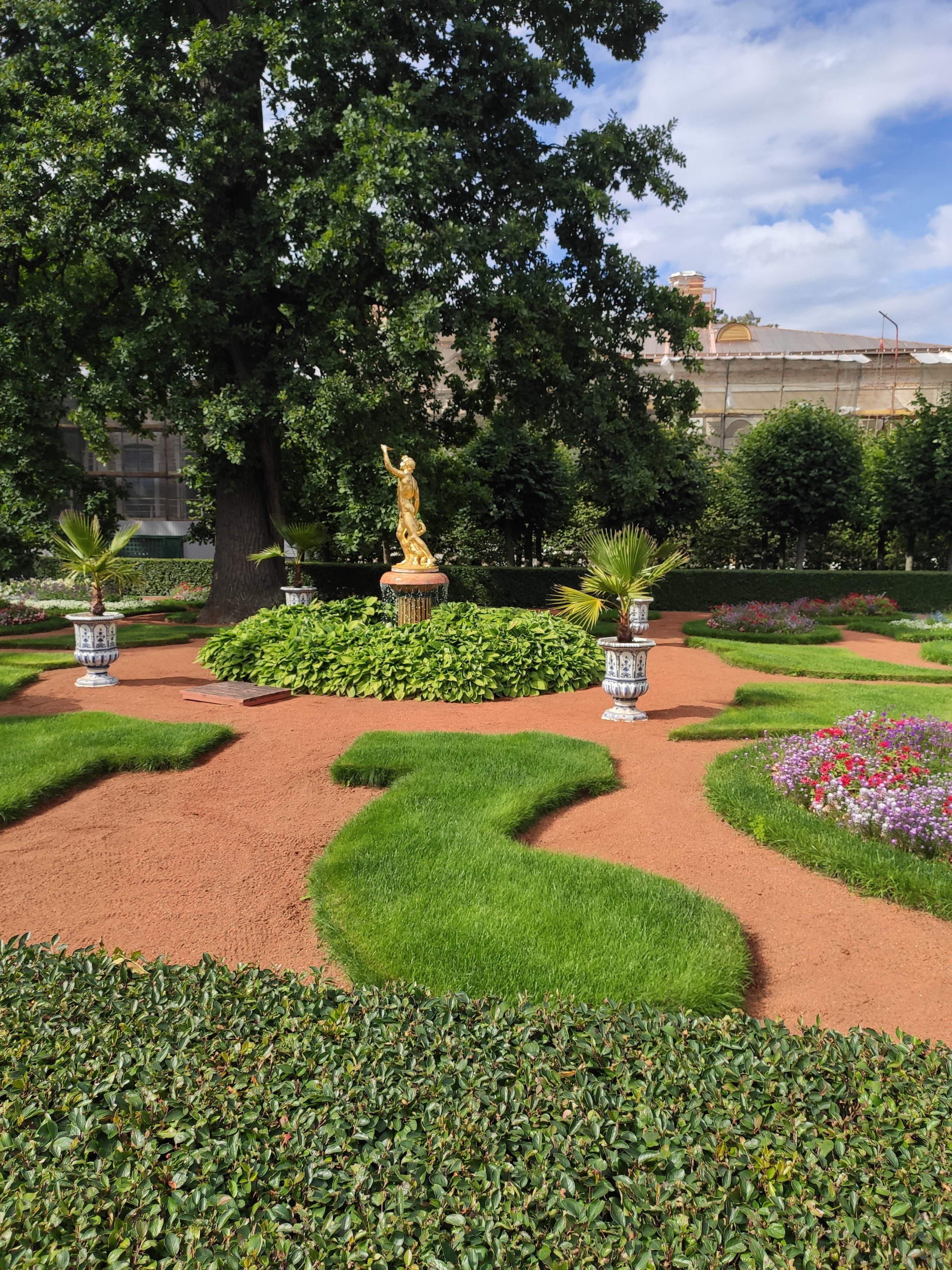 Вся Москва разделилась на южное - сочинское и северное - питеро-карельское направление. 