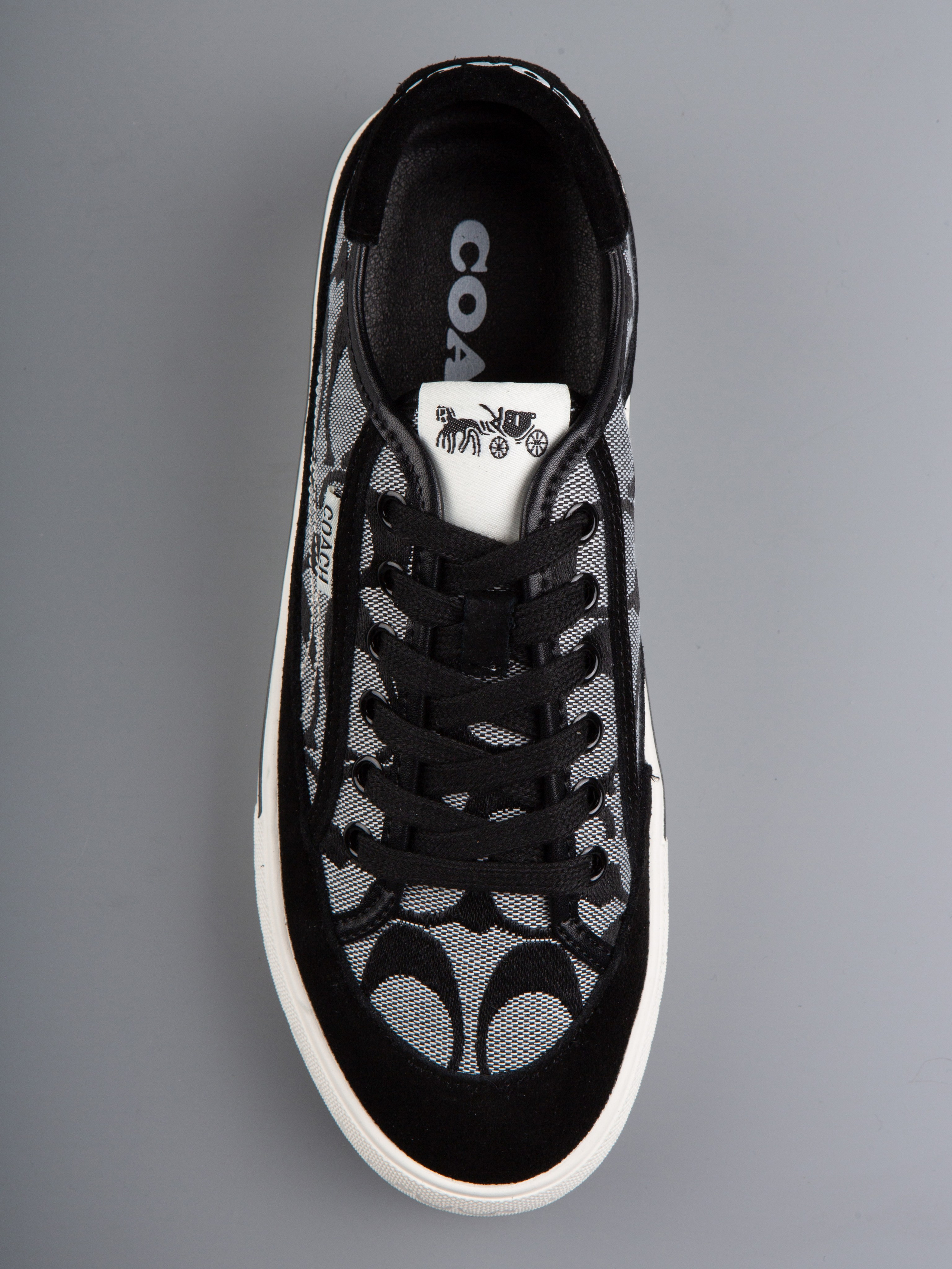 Обувь на цветных фонах. Фотограф Мария Кольцова