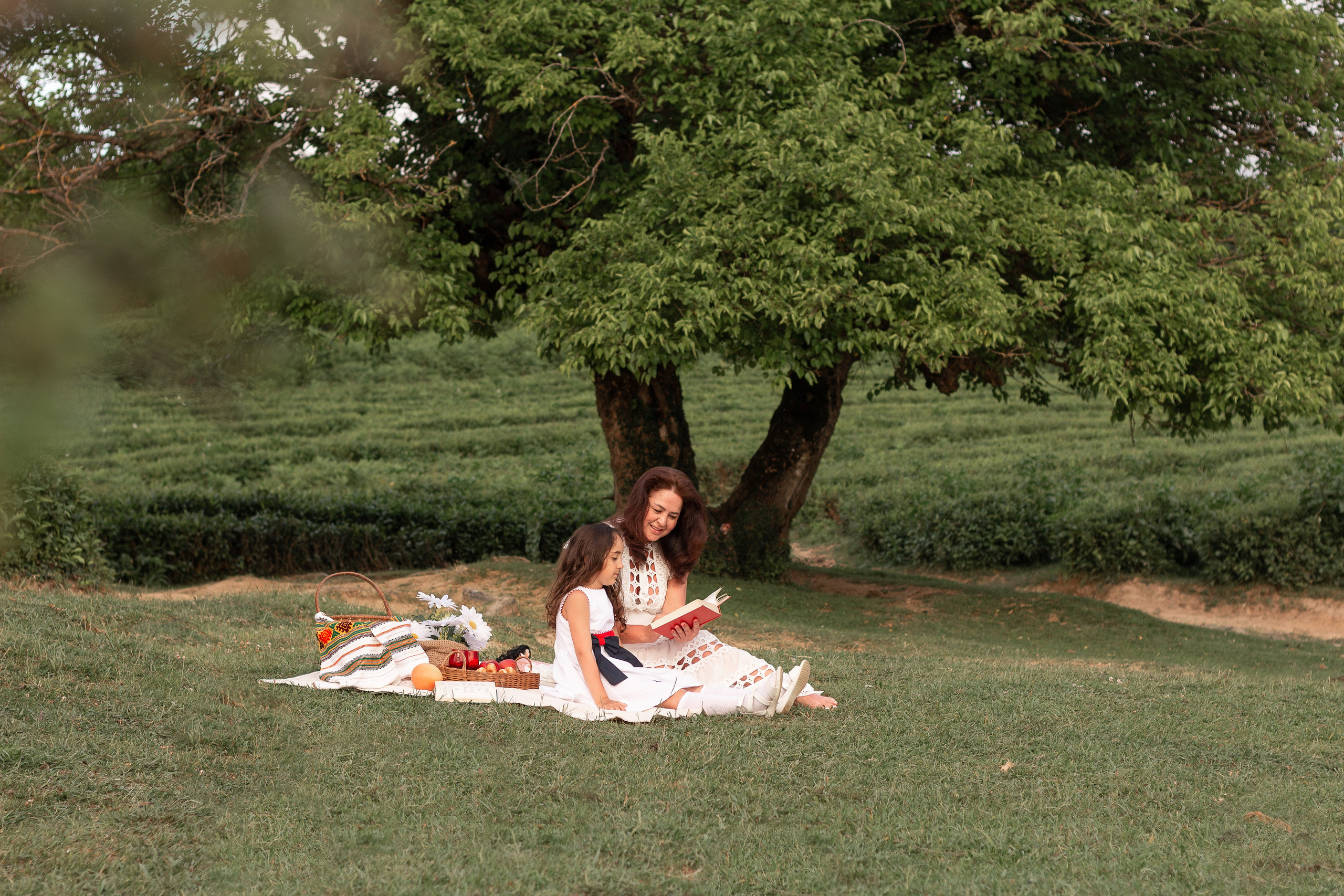 Мама с дочкой встречают закат в горах. Семейный фотограф в Сочи, Лоо, Дагомысе, Вардане Кучумова Олеся