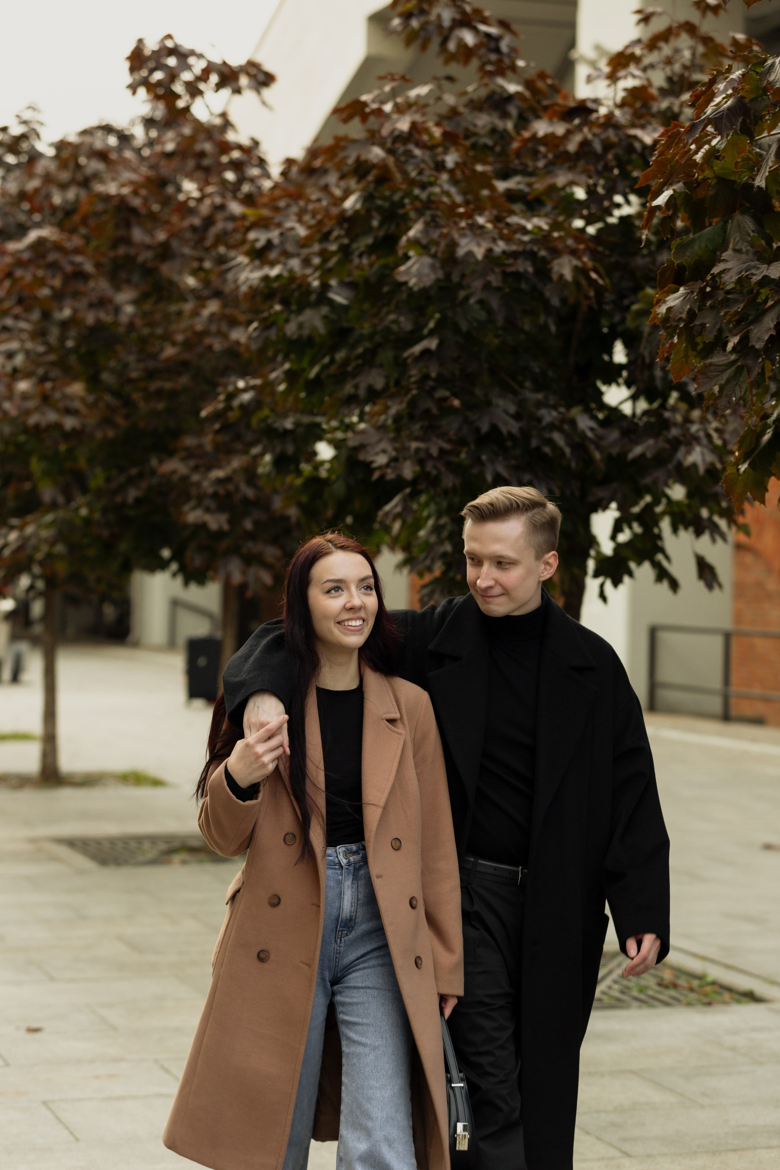 Парная фотосессия осенью в парке — объятия в тёплом свете заката.