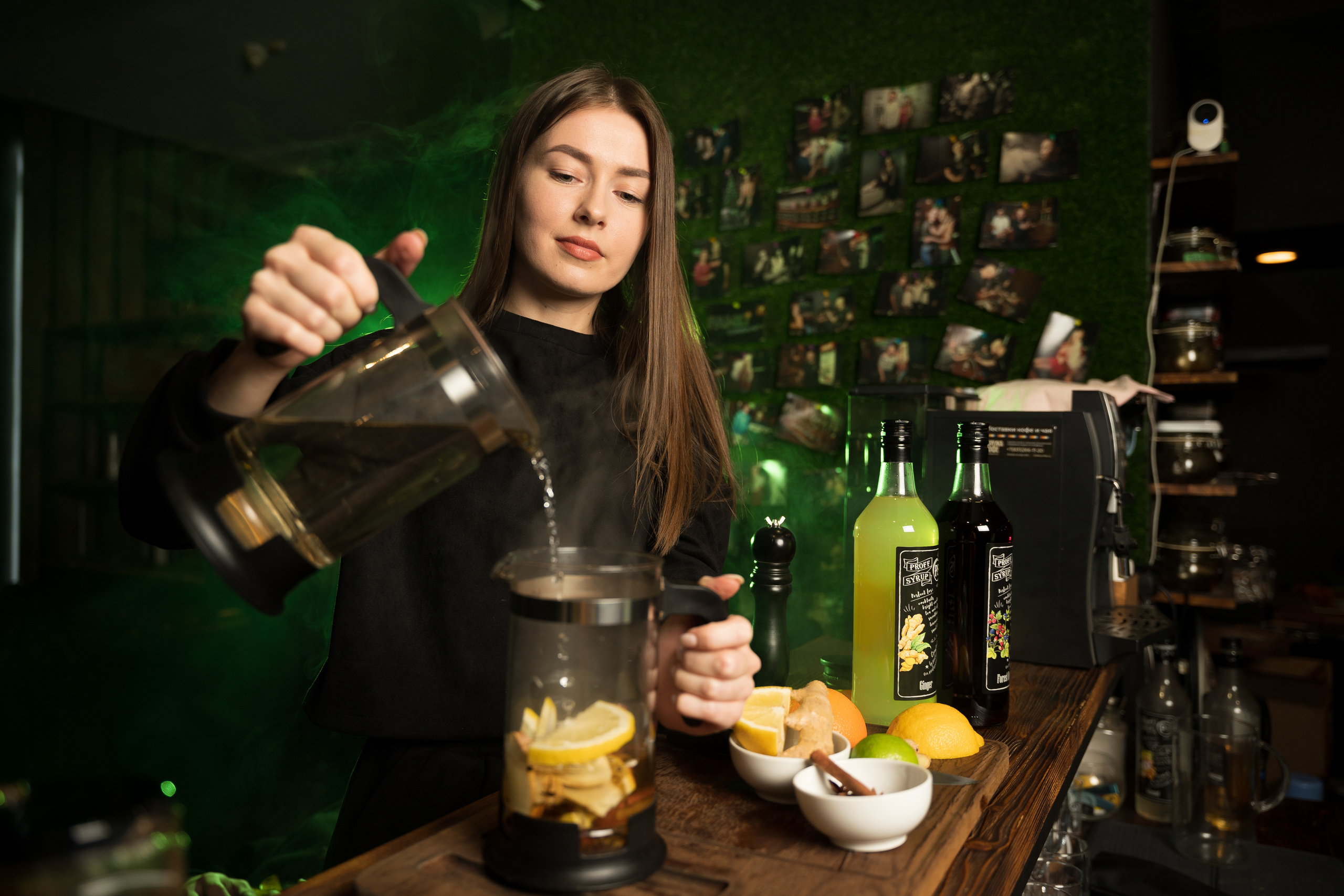 Family Community Нижний Новгород Фотосъемка персонала. Девушка с длинными волосами готовит необычный экзотический чай в дыму в кальянной.