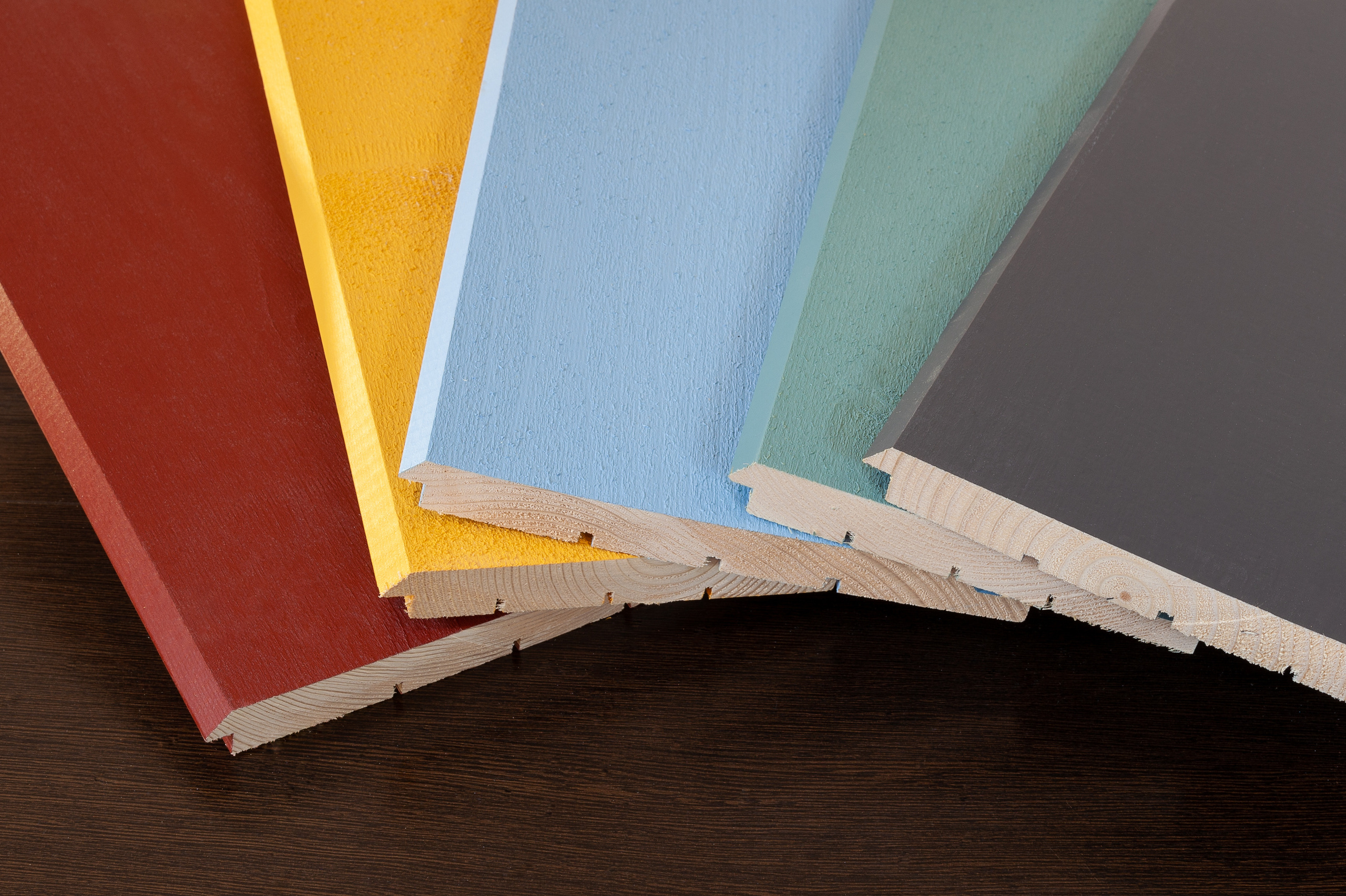 Фотография производства. Образцы пород дерева досок разных цветов на производстве изделий и стройматериалов из дерева.