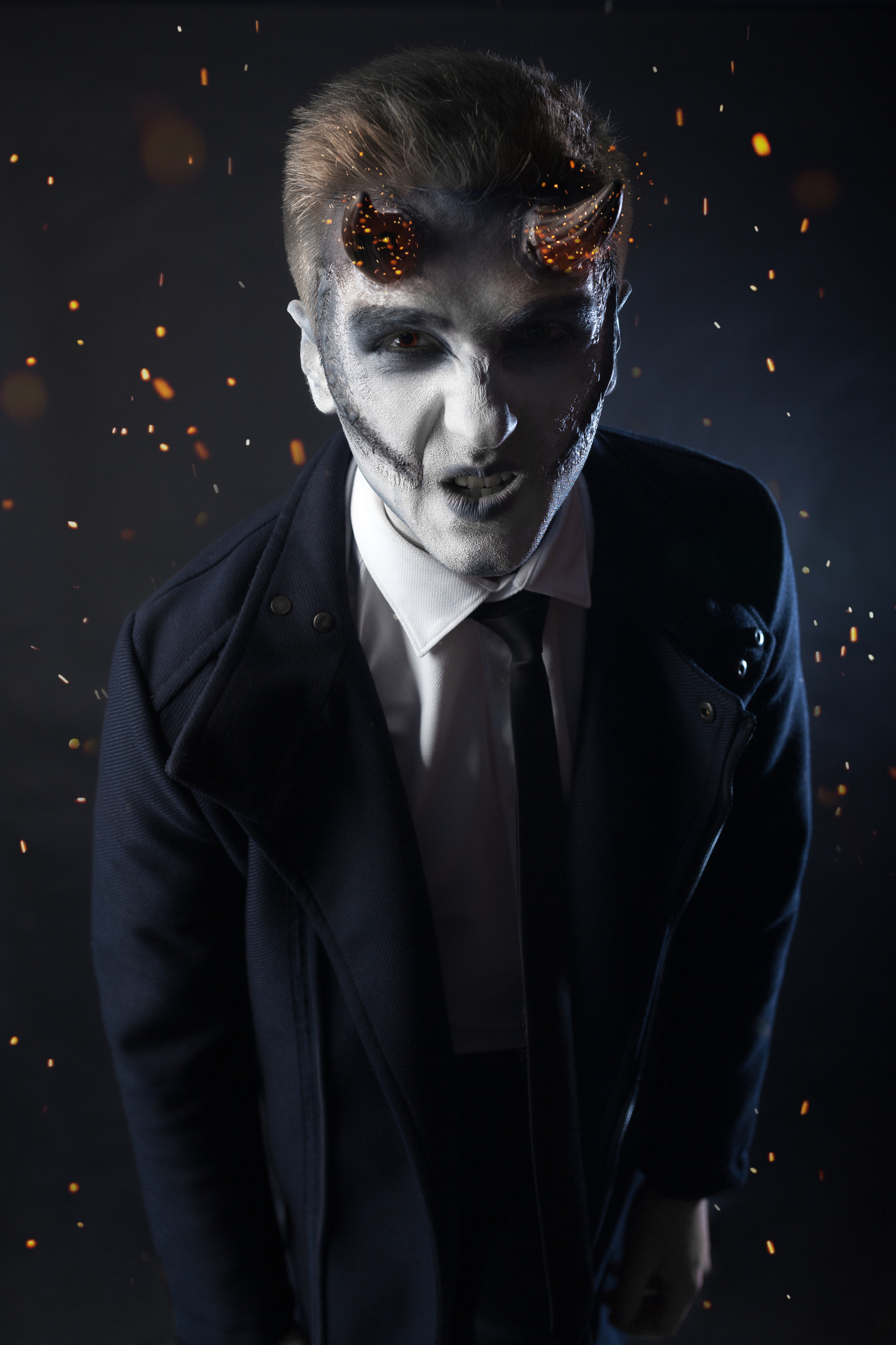 Портретный фотограф в Нижнем Новгороде. Необычные фотосессии в Нижнем Новгороде. Заказать фотосессию. Молодой человек в гриме дьявола или черта с рогами в строгом костюме.