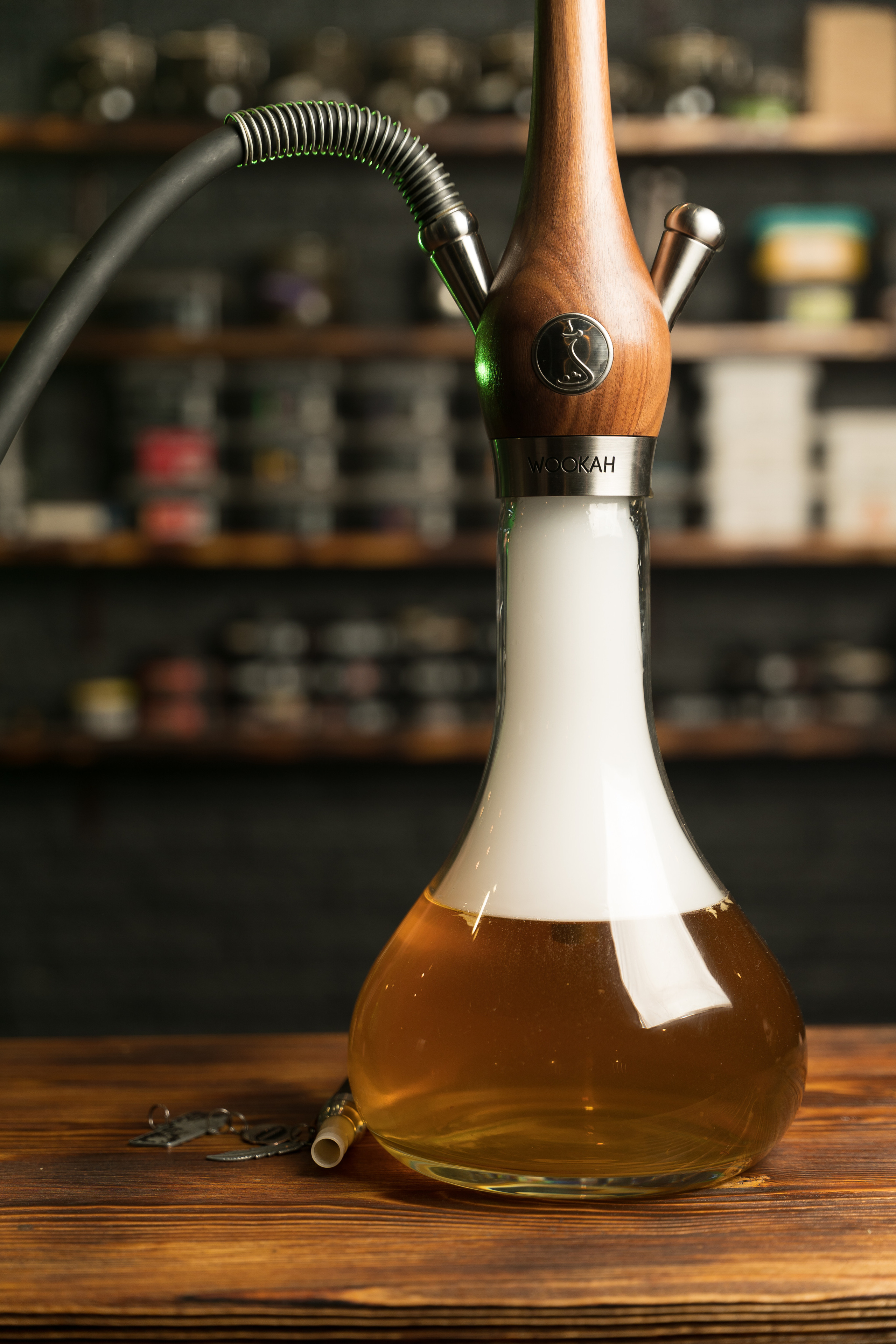 Family Community Нижний Новгород Фотография меню и блюд. Фотография готового кальяна в кальянной на фоне пачек табака.