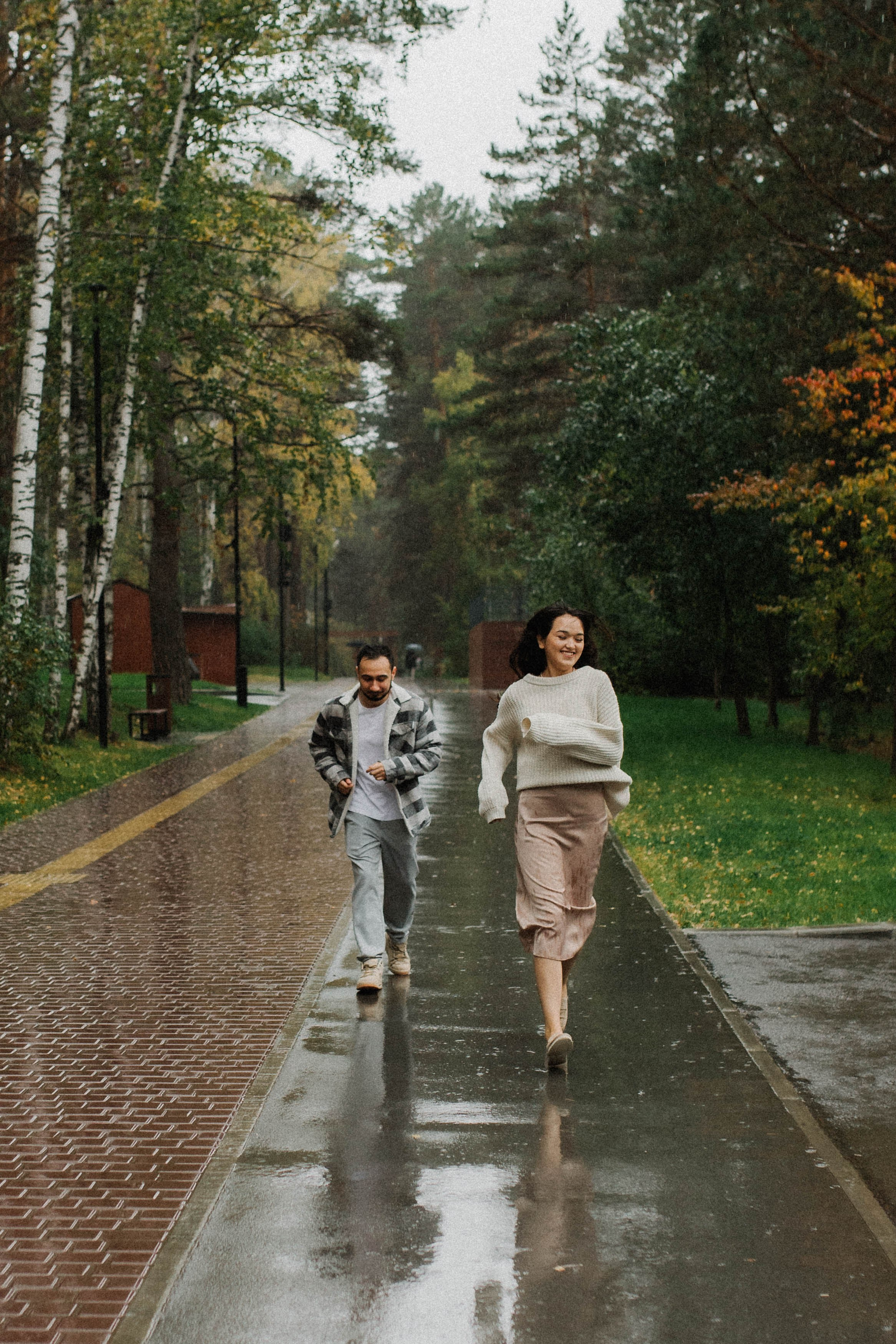 Бегать по сентябрьским лужам вдвоём. Свадебный фотограф Новосибирск