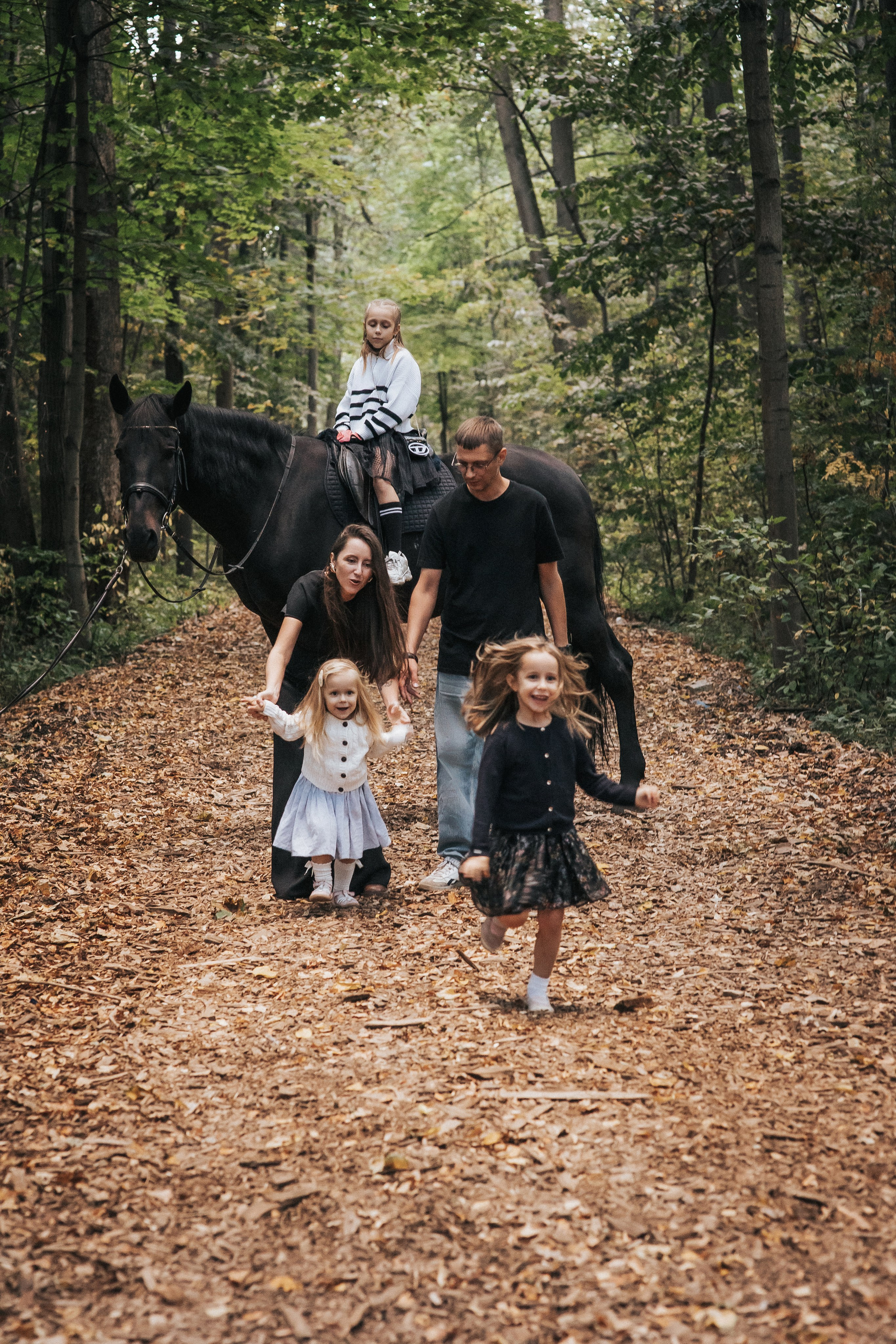 Большая семья и черный конь Султан. Семейный фотограф в Москве Наталья Чуб, заказать Фотокнигу