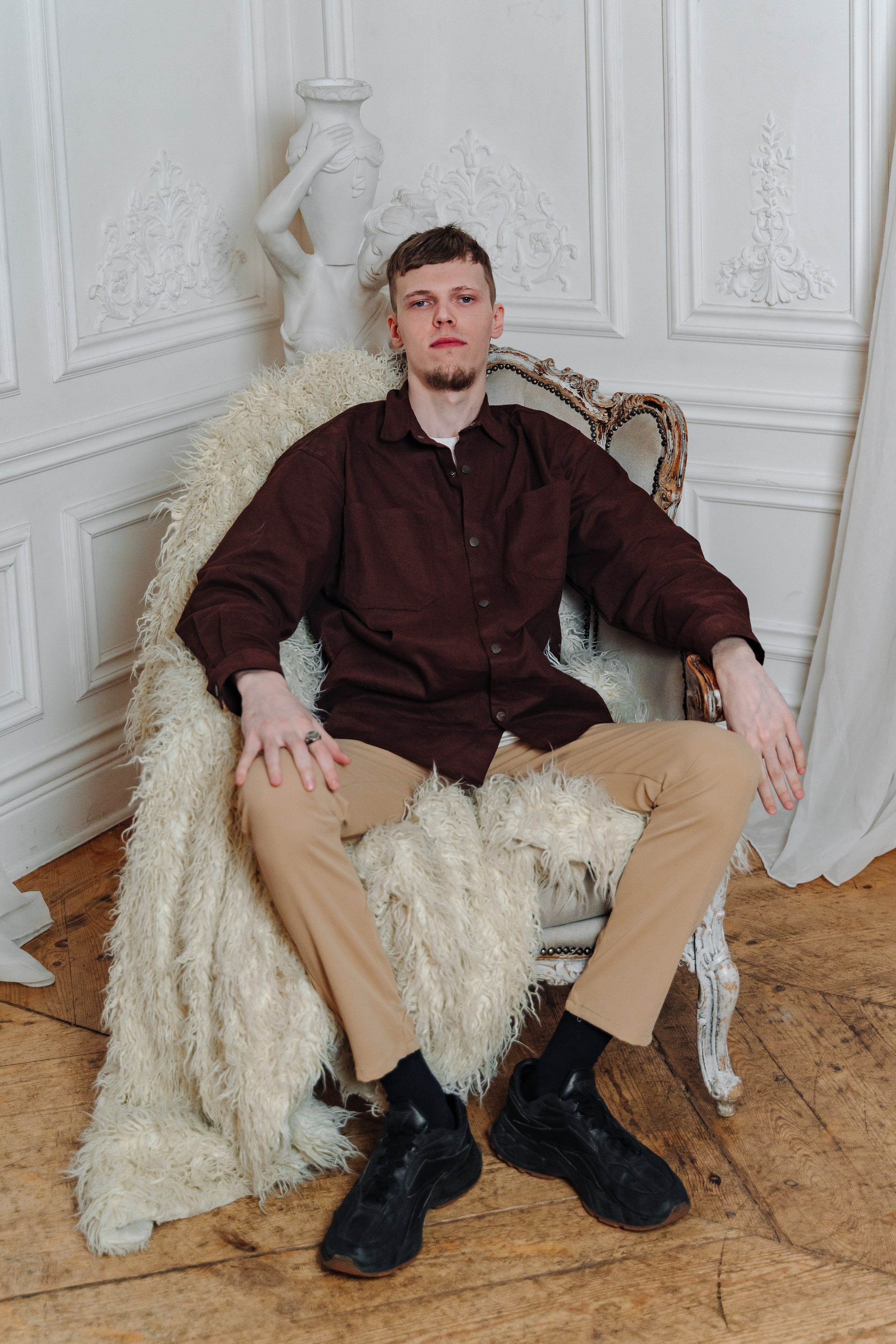 Зимняя фотосессия лавстори с предложением руки и сердца в фотостудии