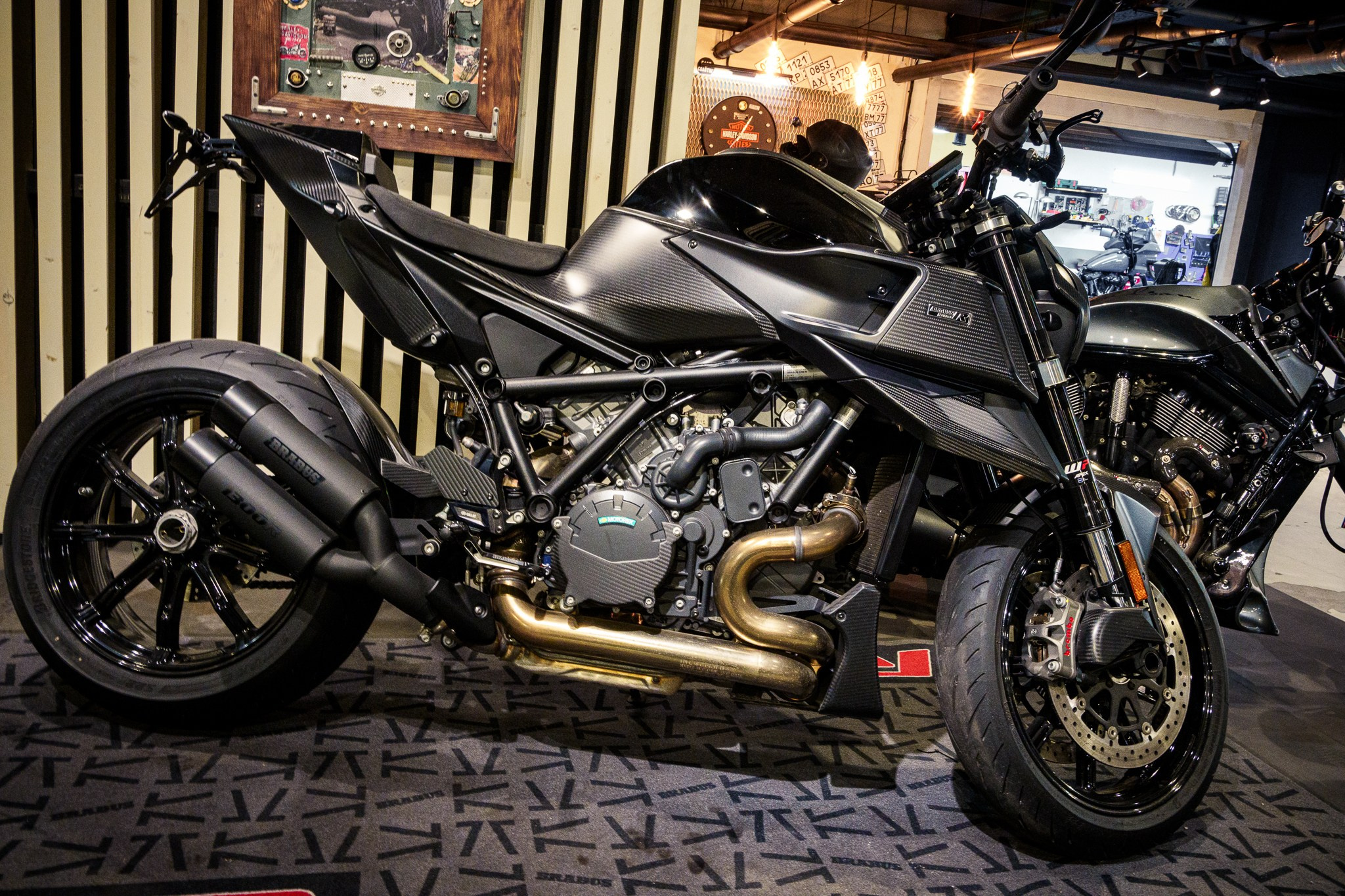 Вид сбоку на чёрный KTM Brabus 1300R, интерьерная локация