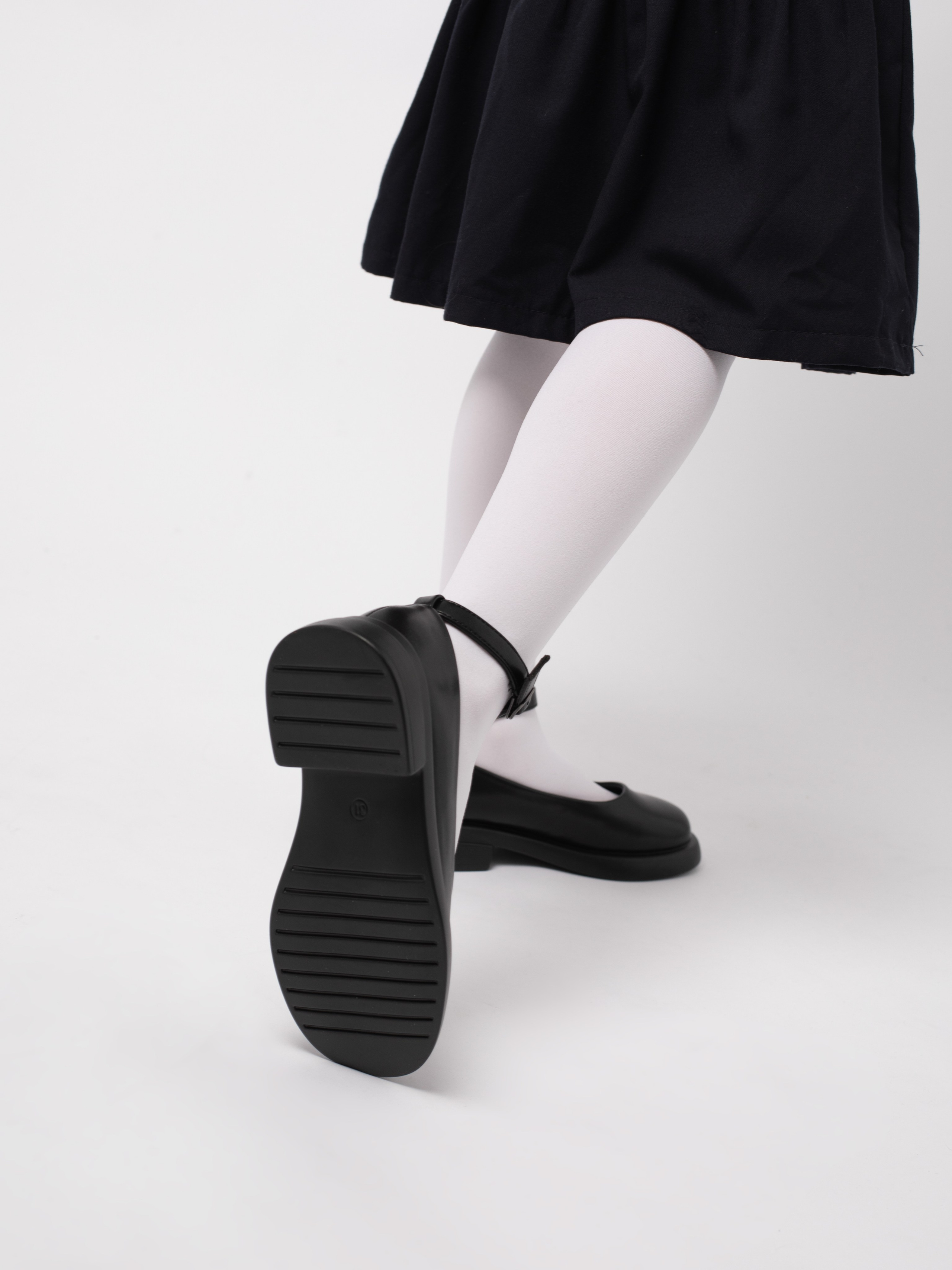 Школьные туфли. Фотостудия предметной и модельной съёмки для маркетплейсов