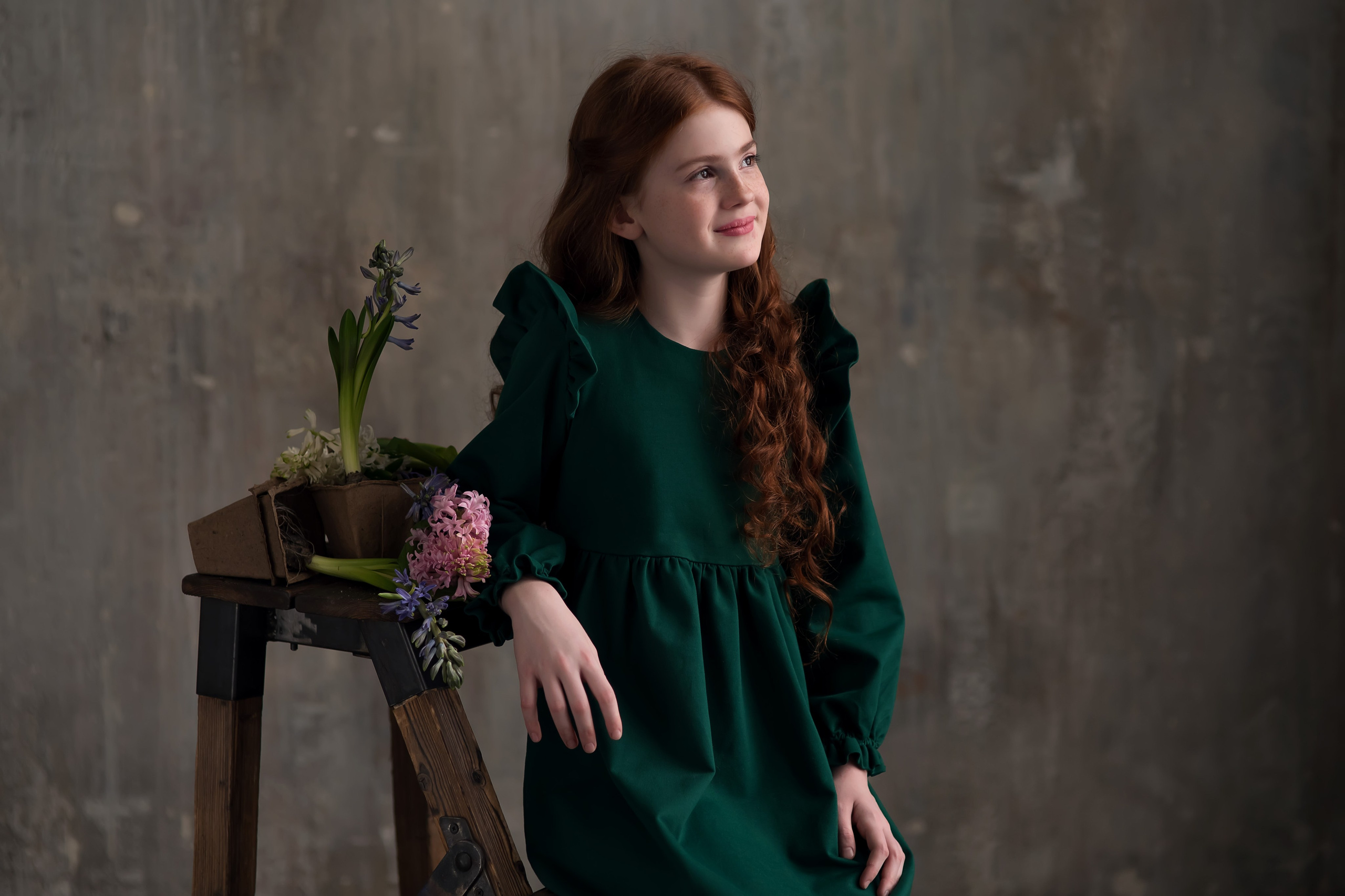 девочка смотрит в окно