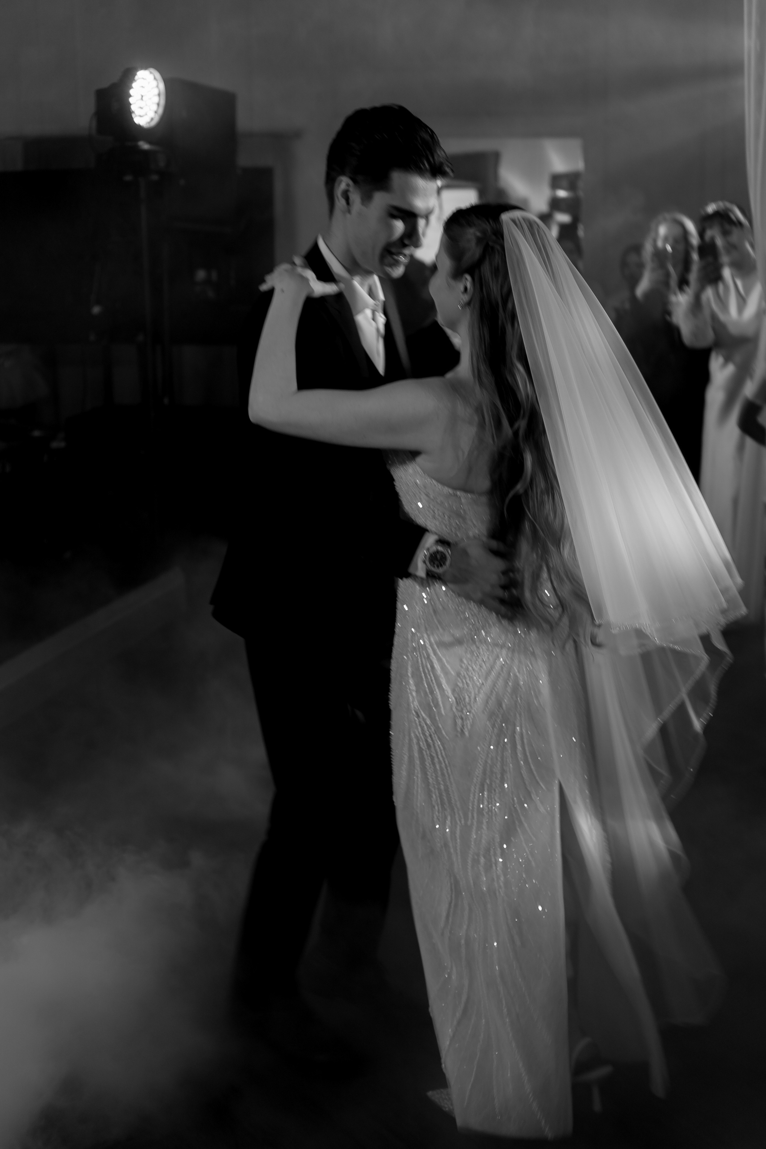 ПЕРВЫЙ ТАНЕЦ МОЛОДЫХ НА БАНКЕТЕ. ТРОГАТЕЛЬНЫЙ МОМЕНТ (СНЯТО В СИБИРЕ В НИЖНЕВАРТОВСКЕ). Профессиональный фотограф, Санкт-Петербург — Виктория Богомолова