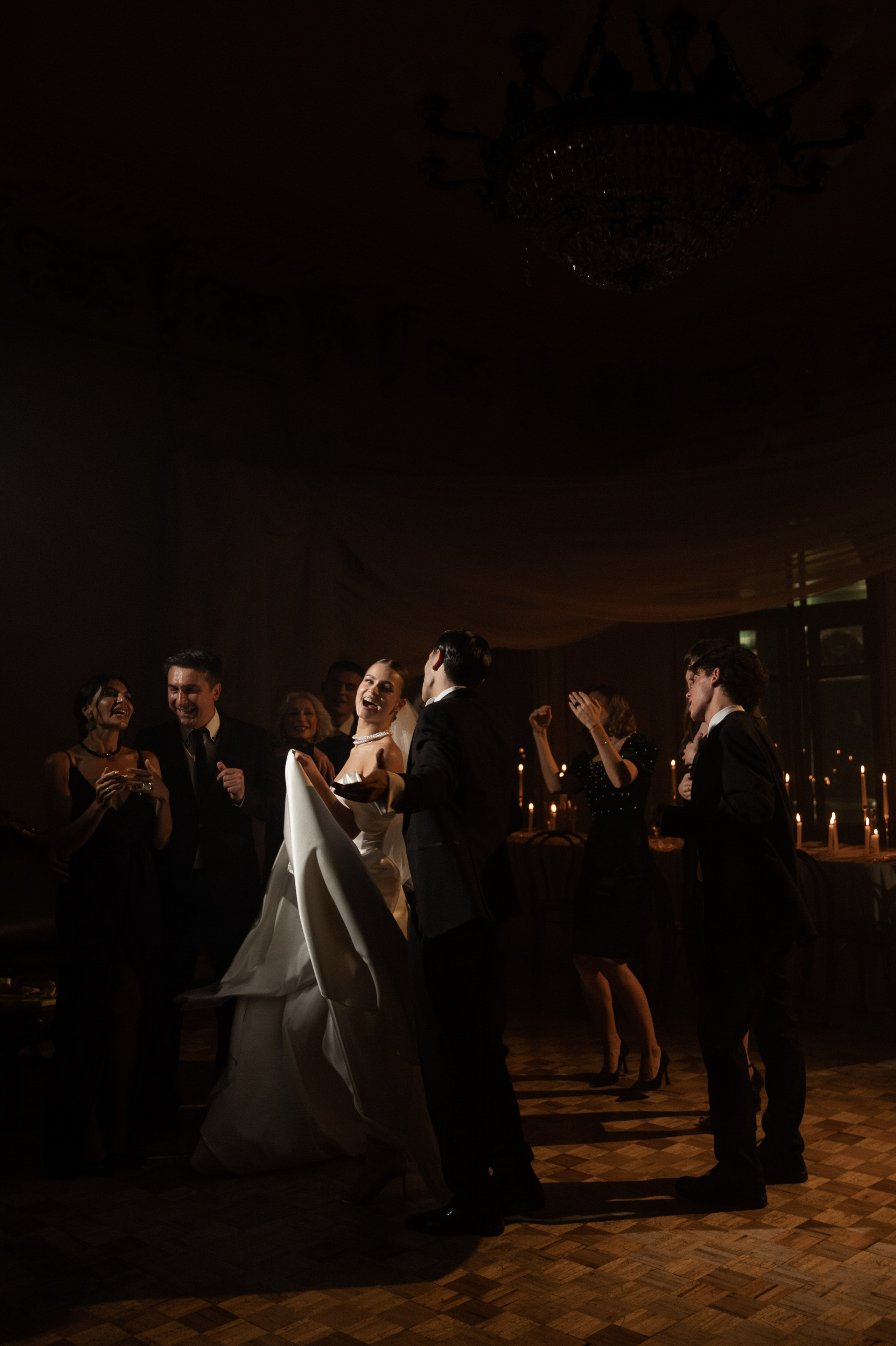 Камерный свадебный ужин при свечах в старинном особняке в фотостудии 21. Kult. Ярослава Ерина — свадебный фотограф в Москве