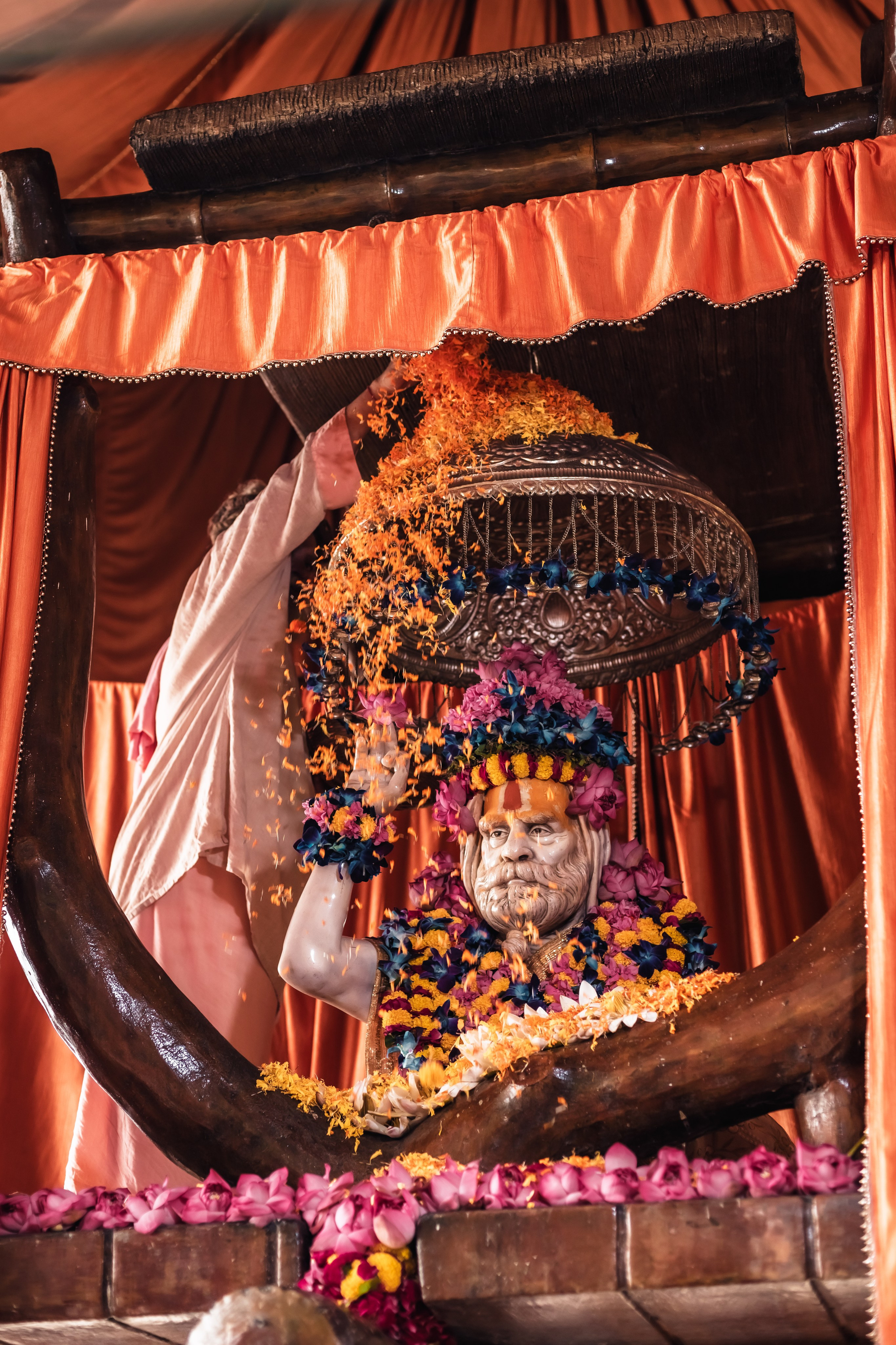 Abhisheka Devraha Baba on Sri Devdas ji maharaj bd. Mariam Bagdasaryan