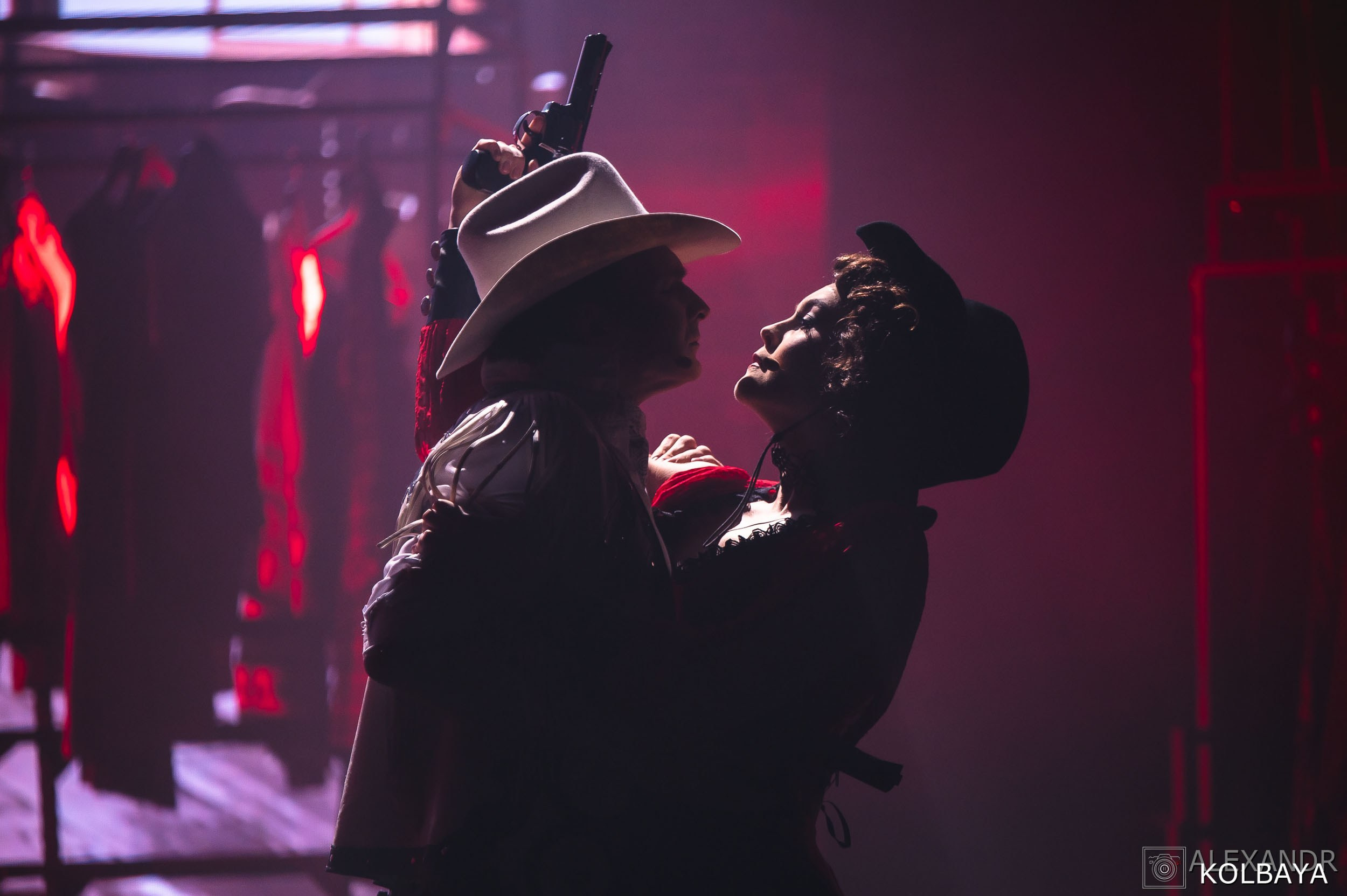 Фотографии со спектакля «Привет, я тетя Чарли». Концертный и театральный репортажный фотограф в Москве Александр Колбая