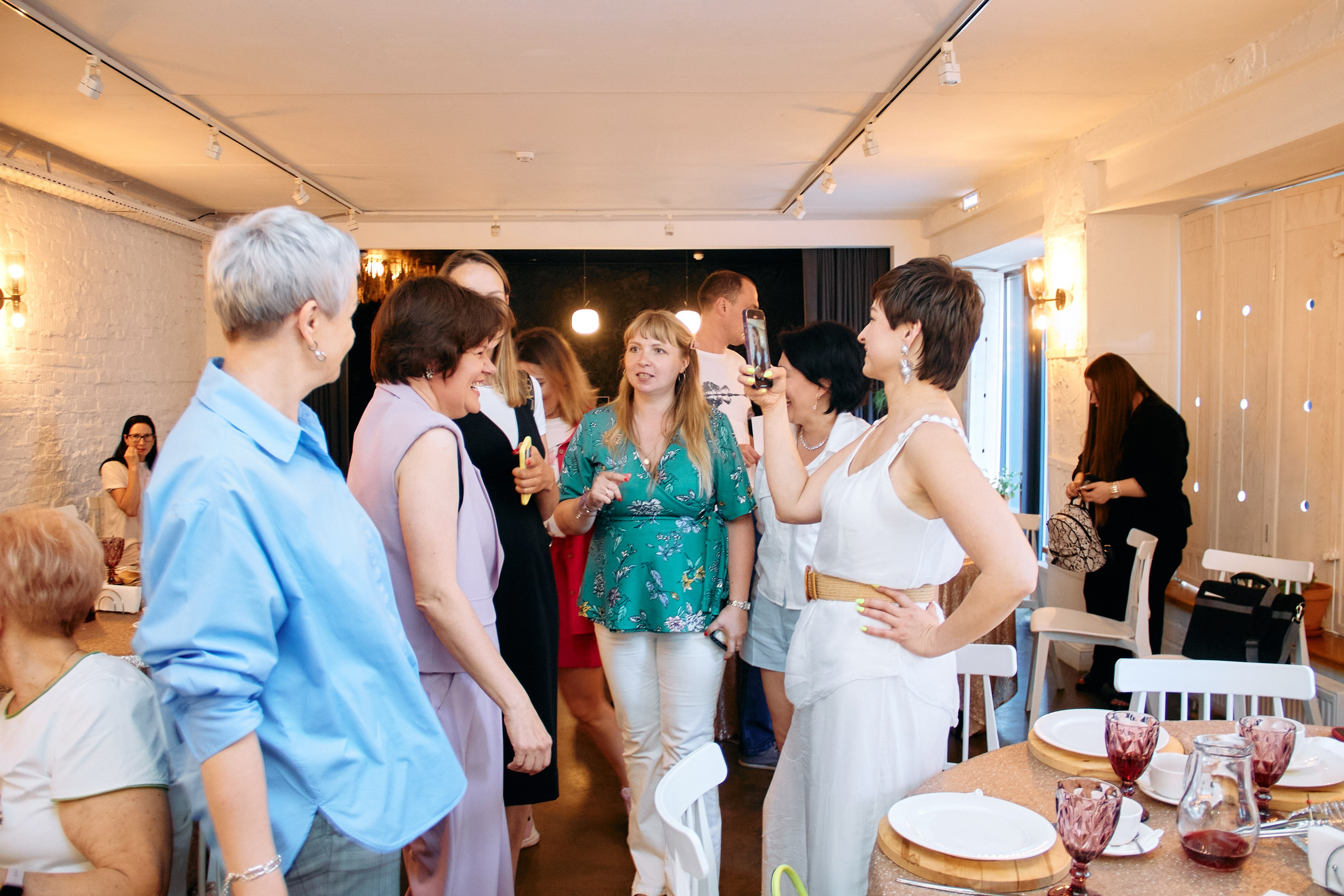 Деловой разговор «Перспективы инвестиций в 2024 году». Фотограф в Смоленске Ася Польшина