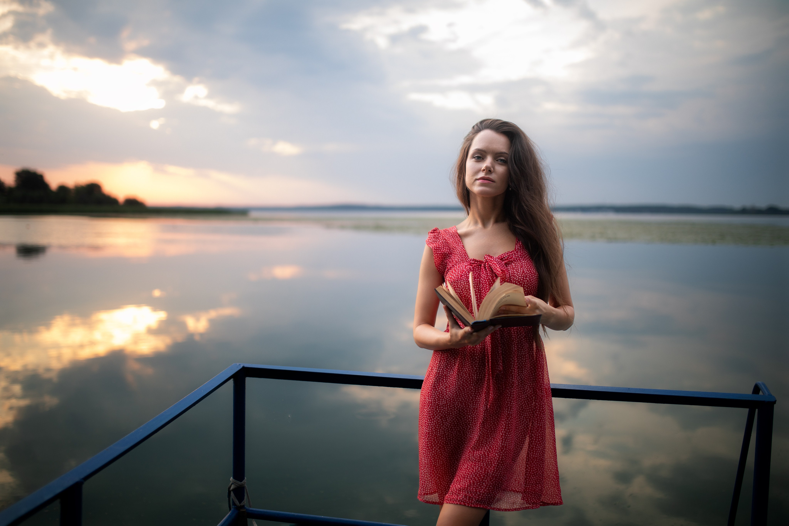 Съемка с Екатериной на рассвете на берегу реки