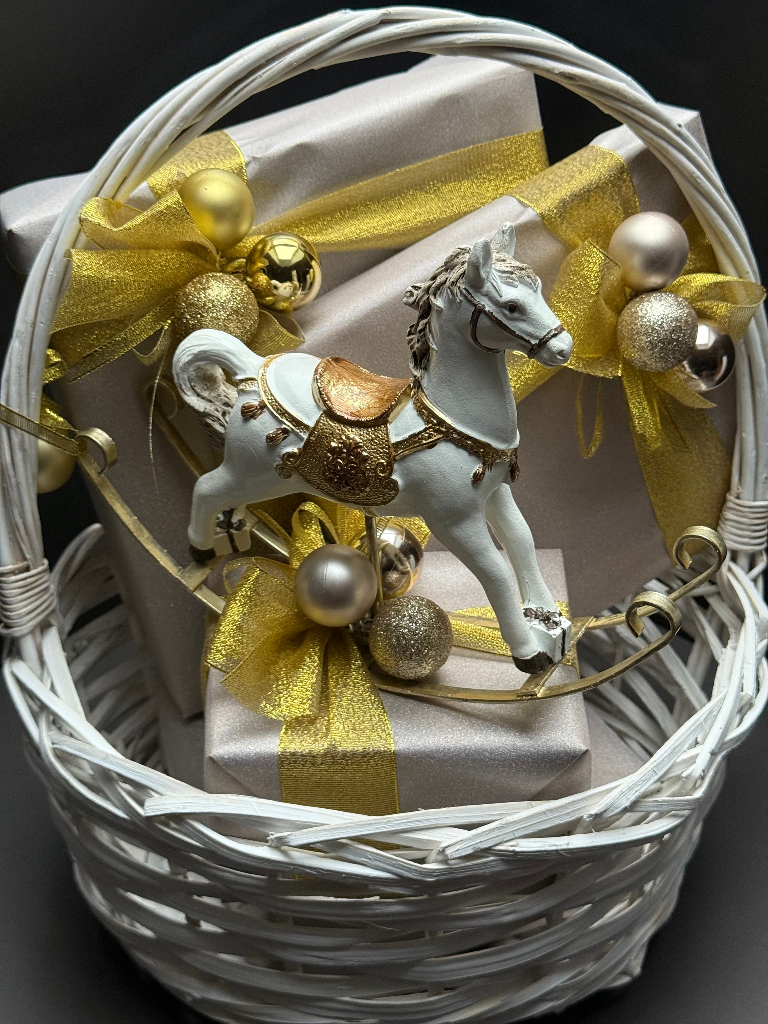 Новогодняя корзина. Студия подарочных наборов «Владия»