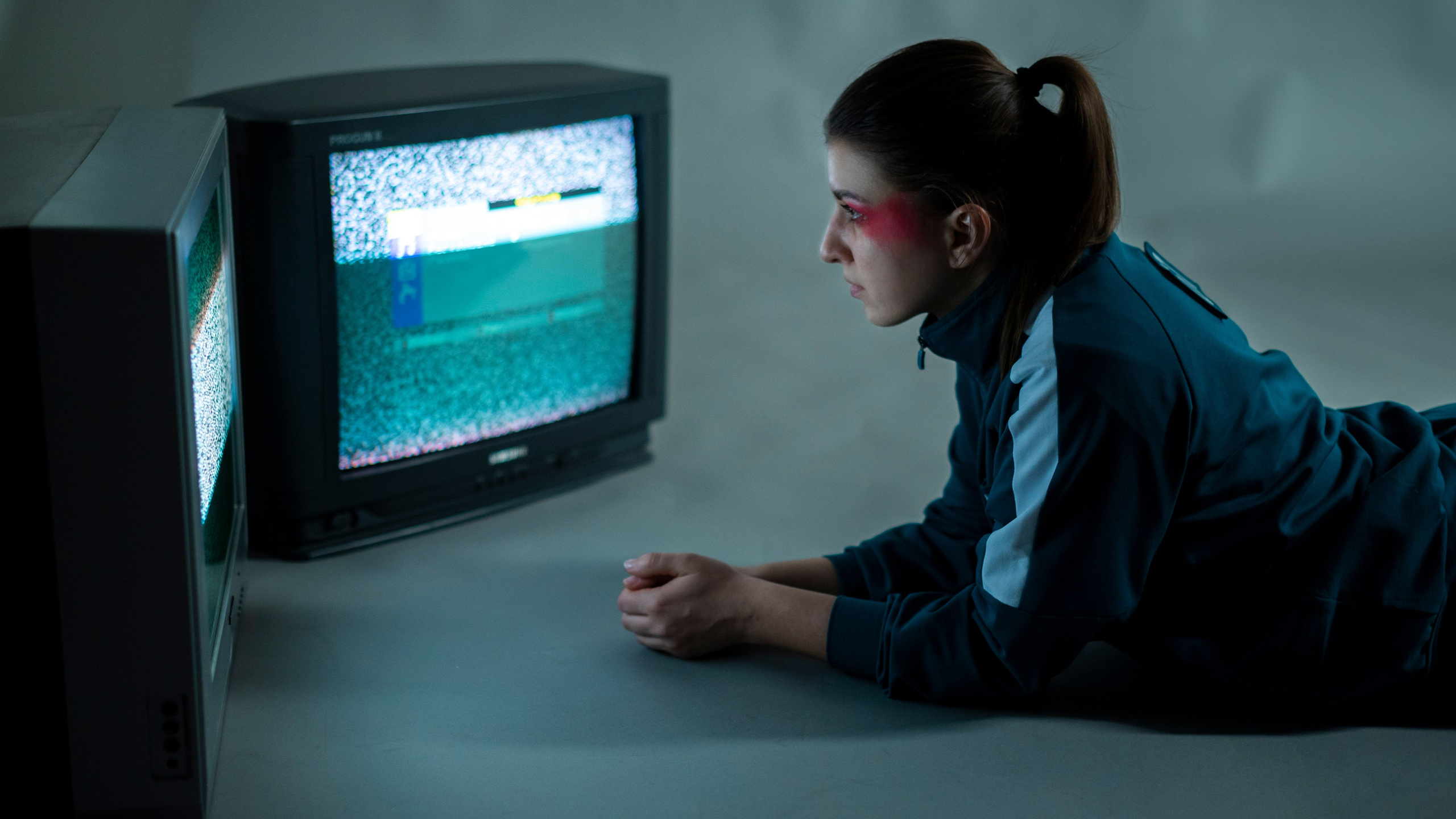 Фотопроект самоизоляция, сомнамбула, сновидческие видения, философия, одиночество, арт-фотография. девушка смотрит тв-помехи