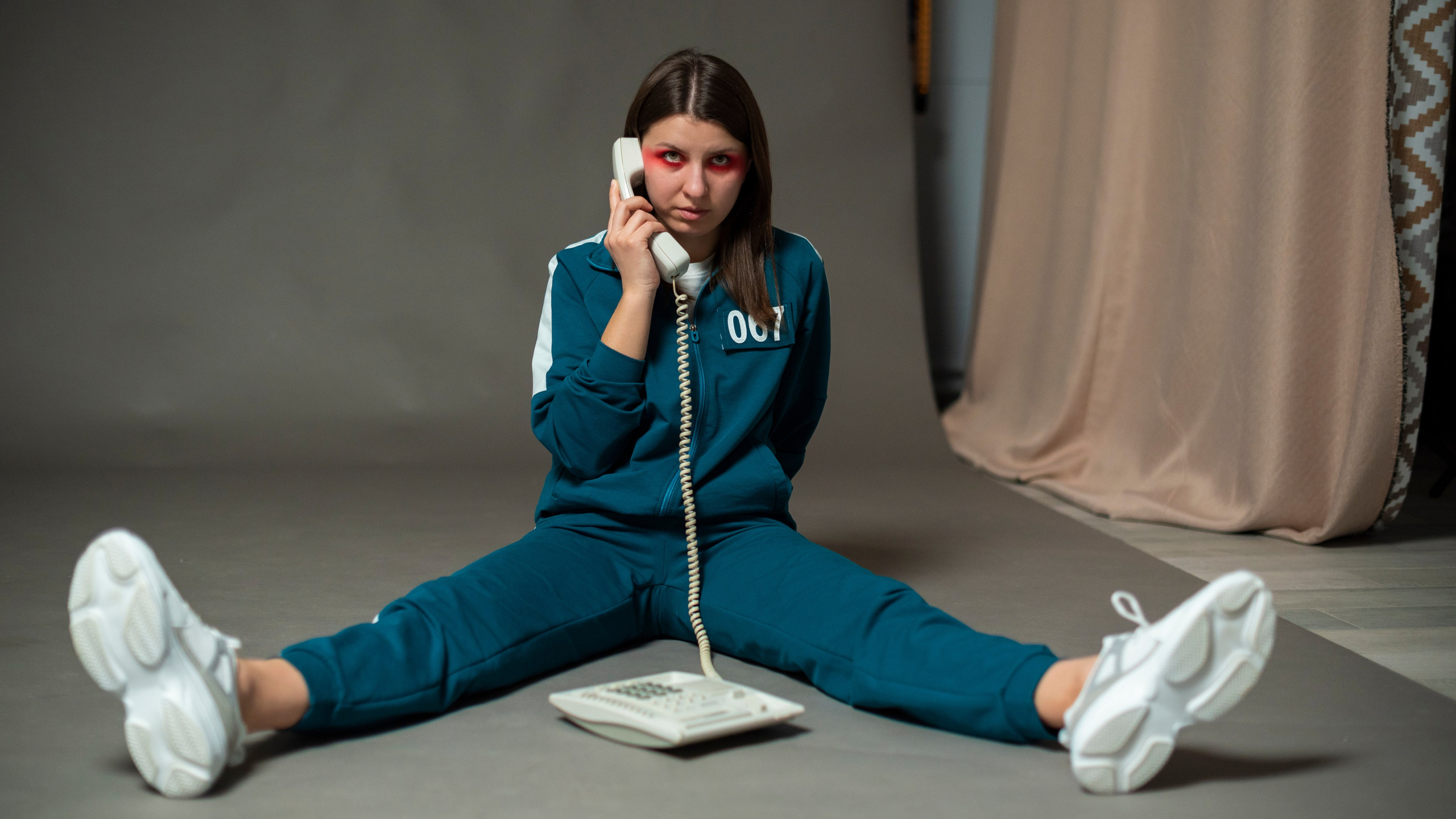 Фотопроект самоизоляция, сомнамбула, сновидческие видения, философия, одиночество, арт-фотография. девушка в спортивном костюме, красный макияж телефонная трубка