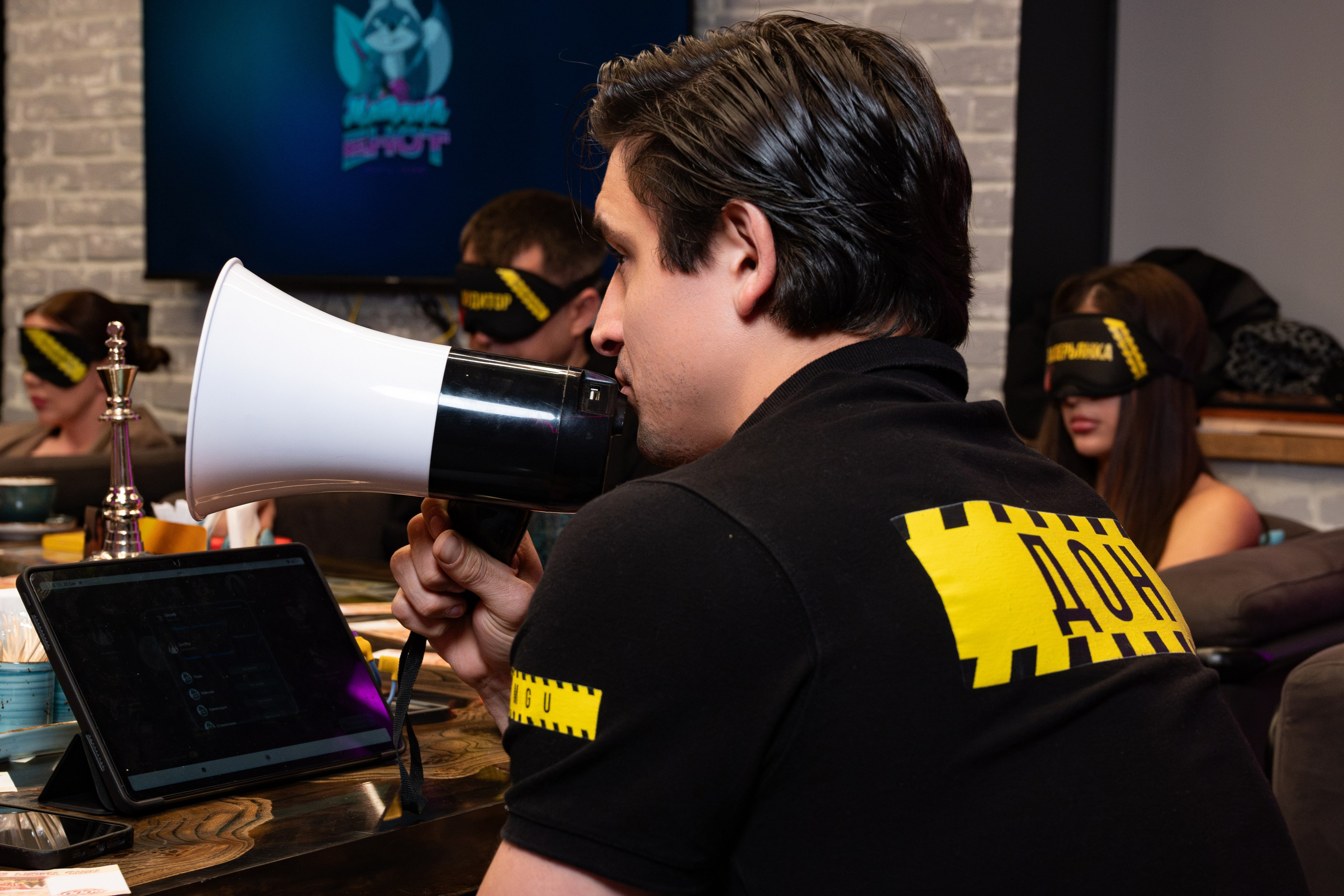 Репортаж на турнире по игре Мафия в «Мятном еноте». Фотограф мероприятий в Москве