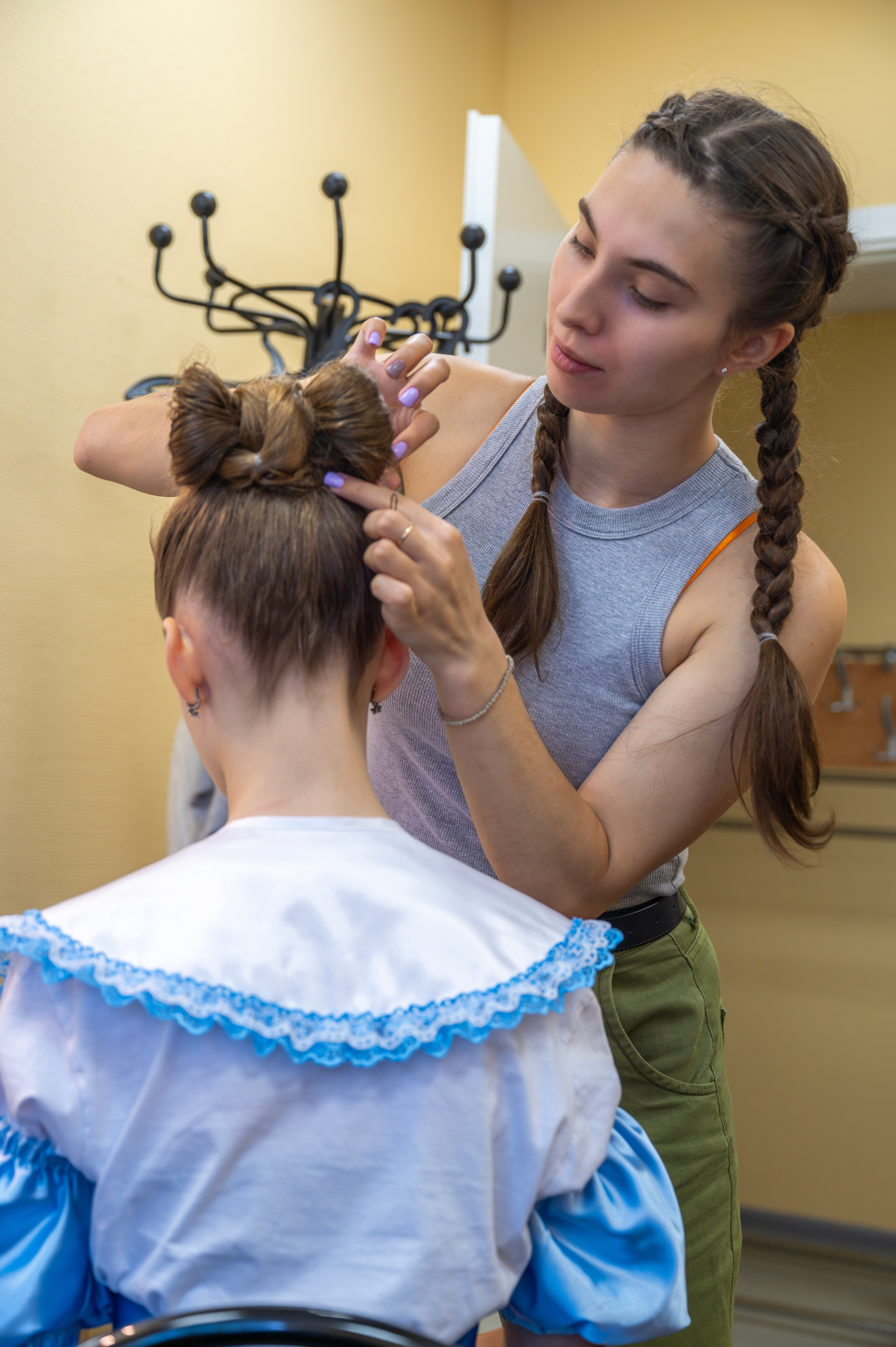 Подготовка к отчетному концерту в летнем детском лагере. Фотограф Анна Мельникова | Москва